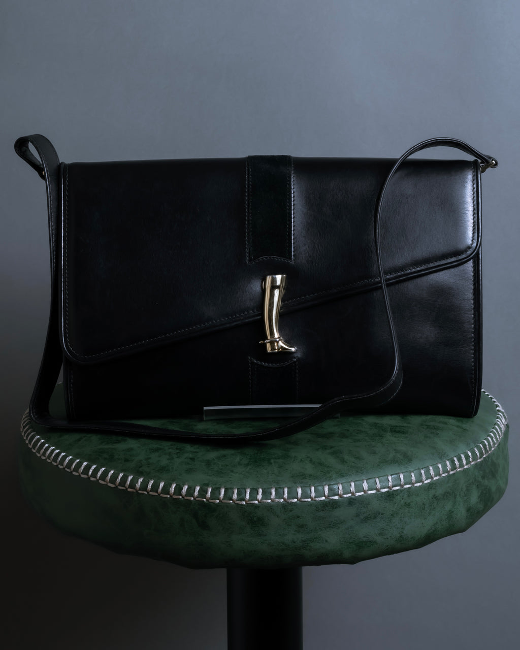 "GUCCI" Saddlery motif crisp design vintage leather shoulder bag