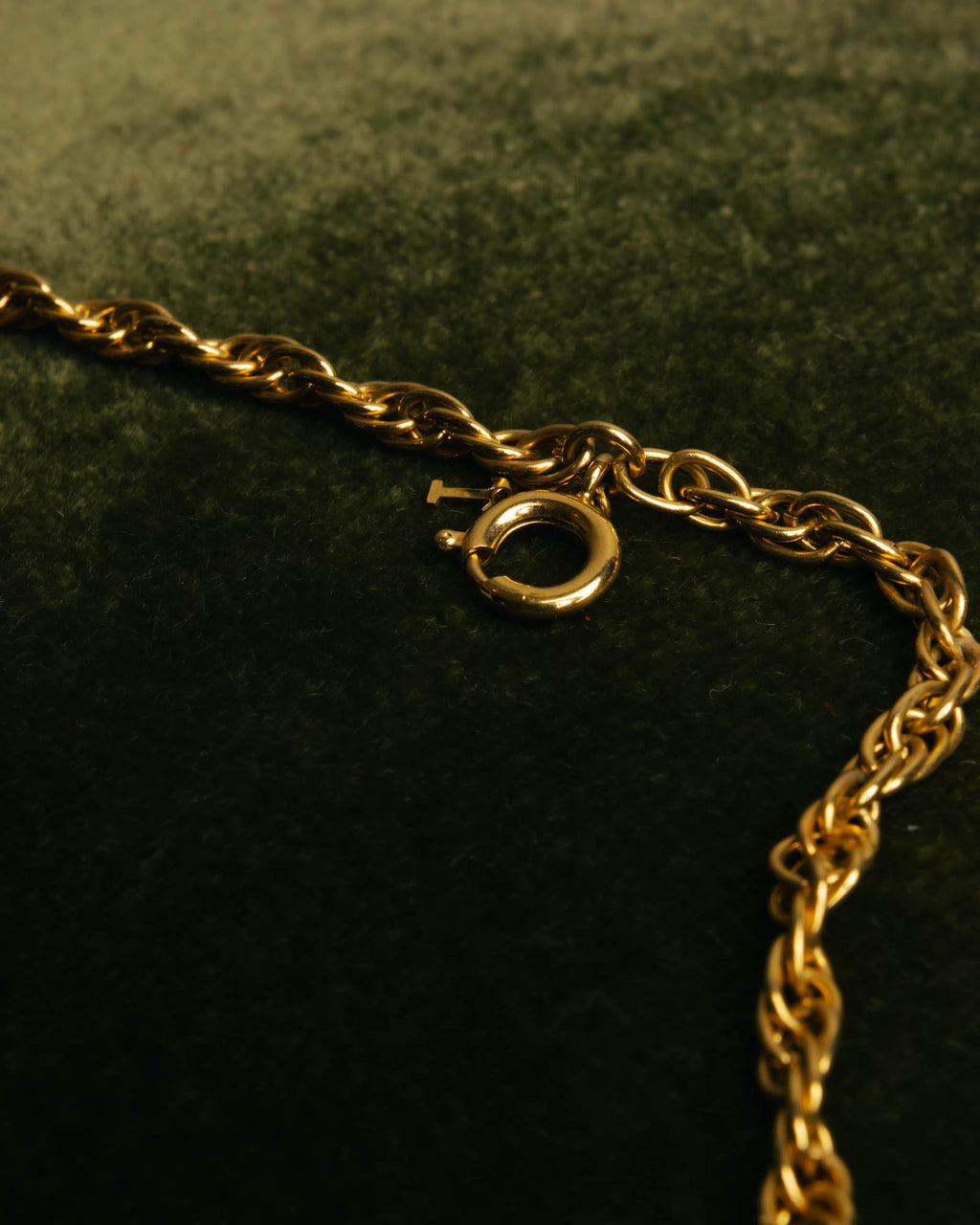 "TRIFARI" 50's-60's Ornate gold tone pendant necklace