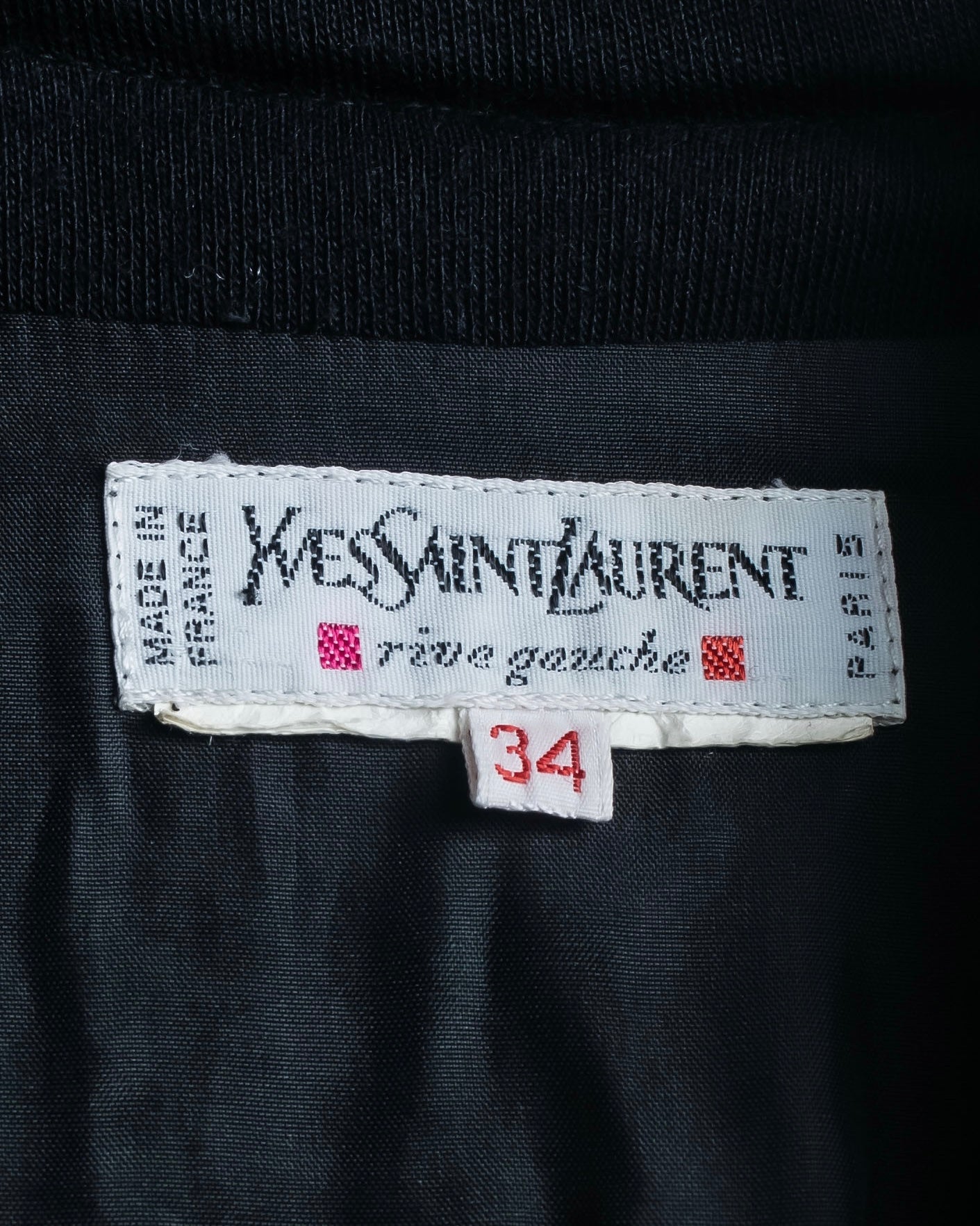 "Yves Saint Laurent Rive Gauche"
Beautiful button design no-collar coat