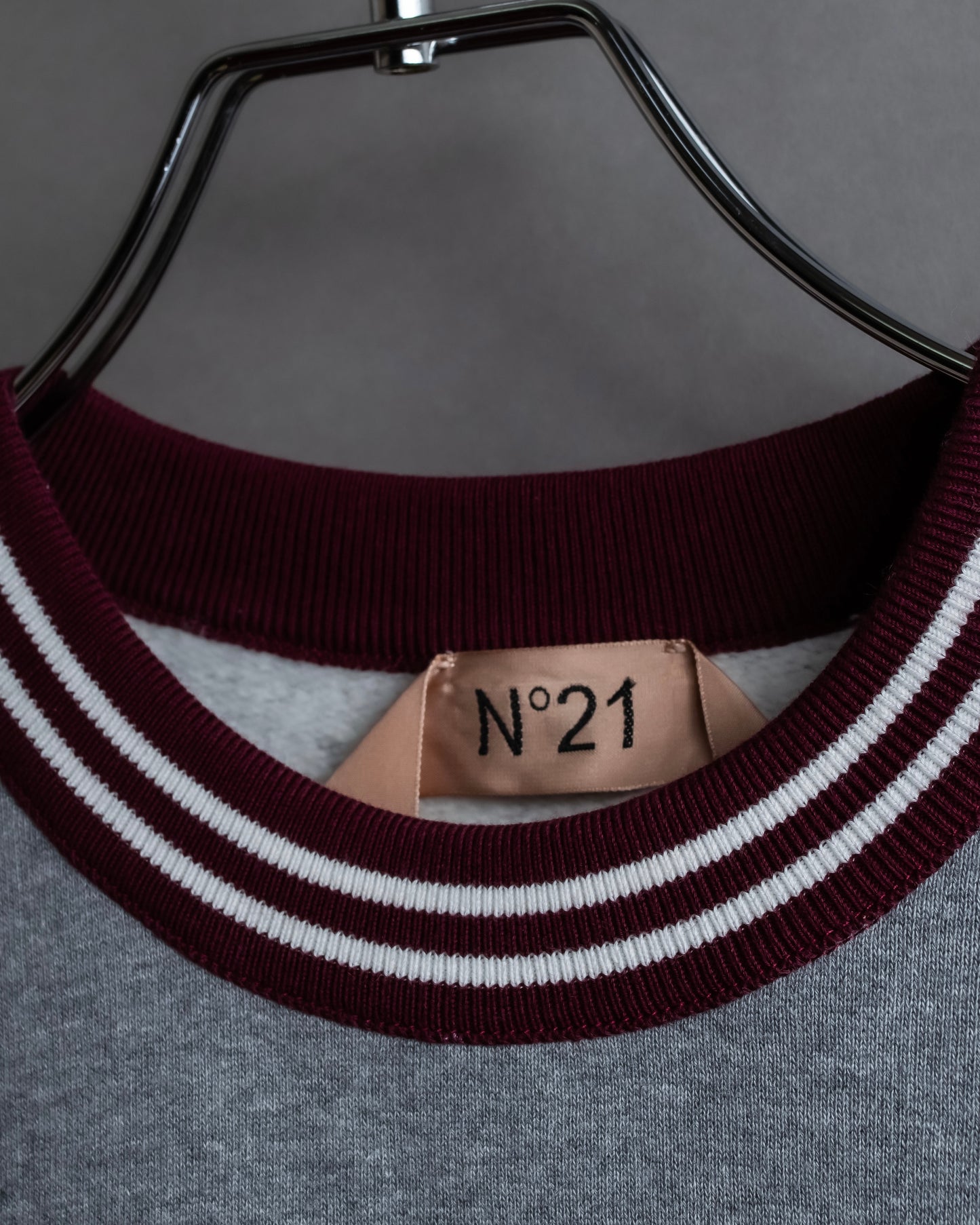 "Ｎ21 NUMERO VENTUNO" DREAM rhinestone design box silhouette
sweatshirt