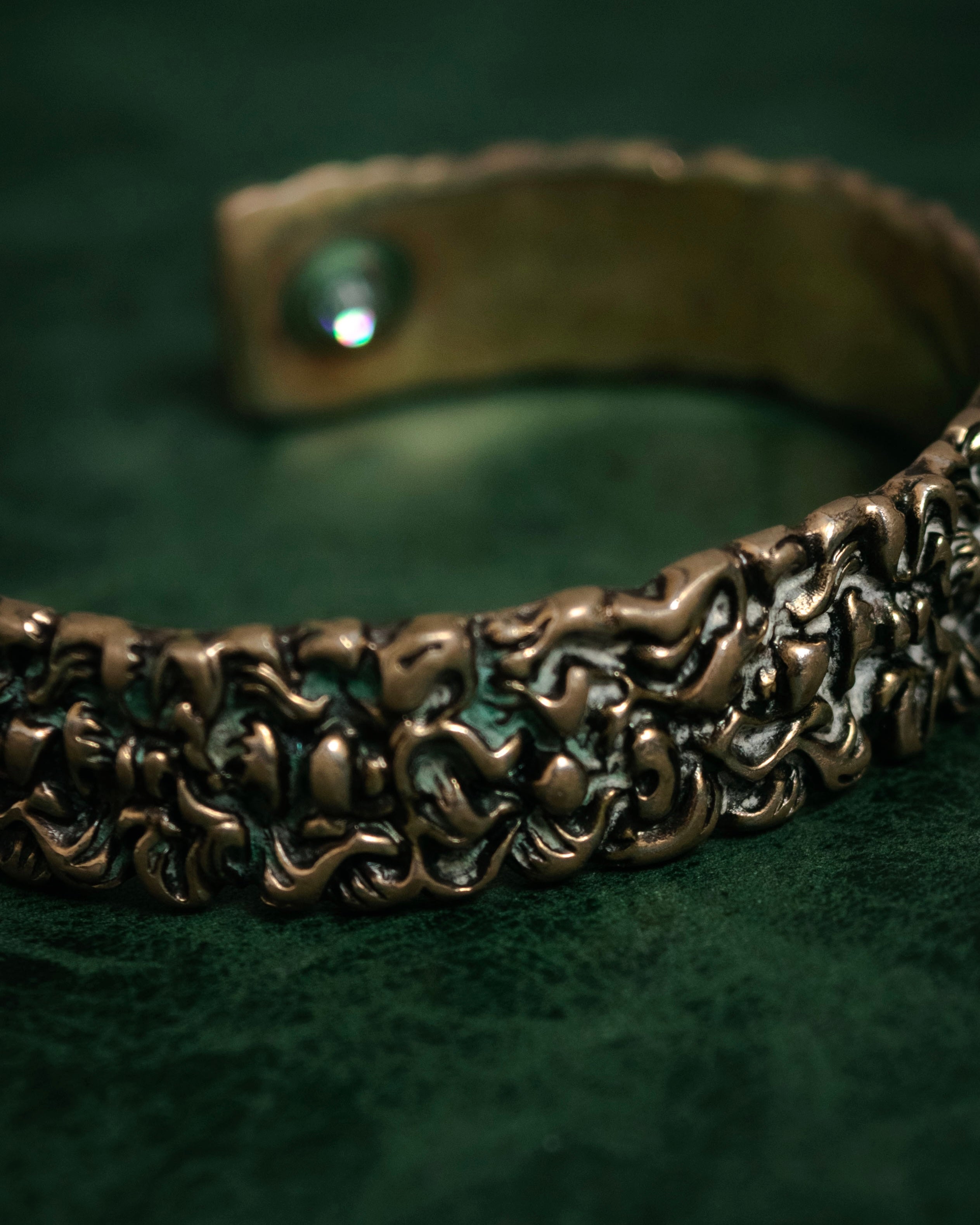 “GUCCI” 2010’s organic relief cuff bracelet