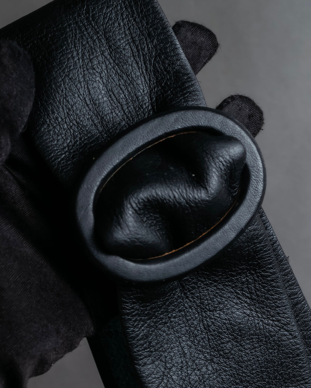 "BURBERRYS" Oval buckle design, supple leather belt