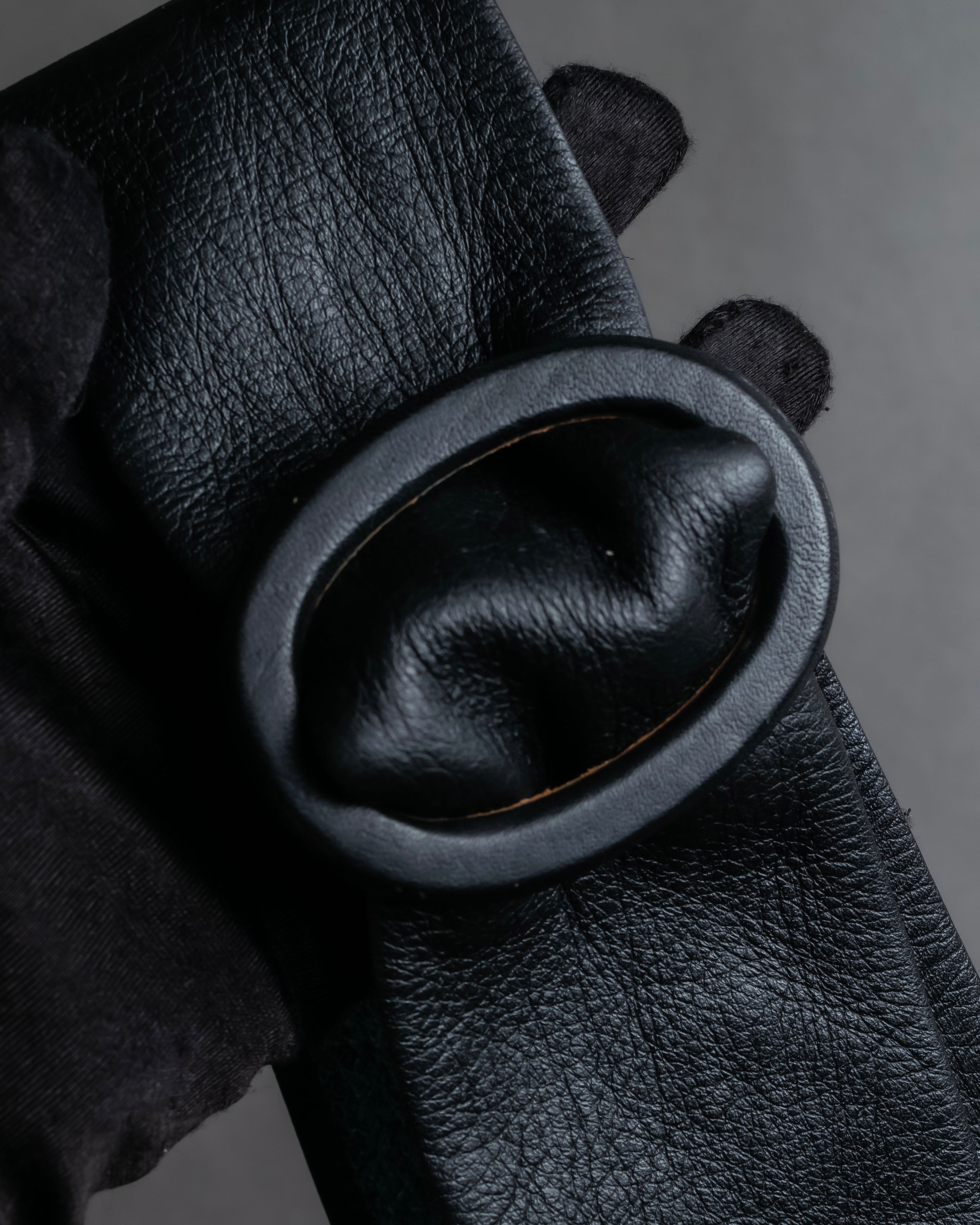 "BURBERRYS" Oval buckle design, supple leather belt