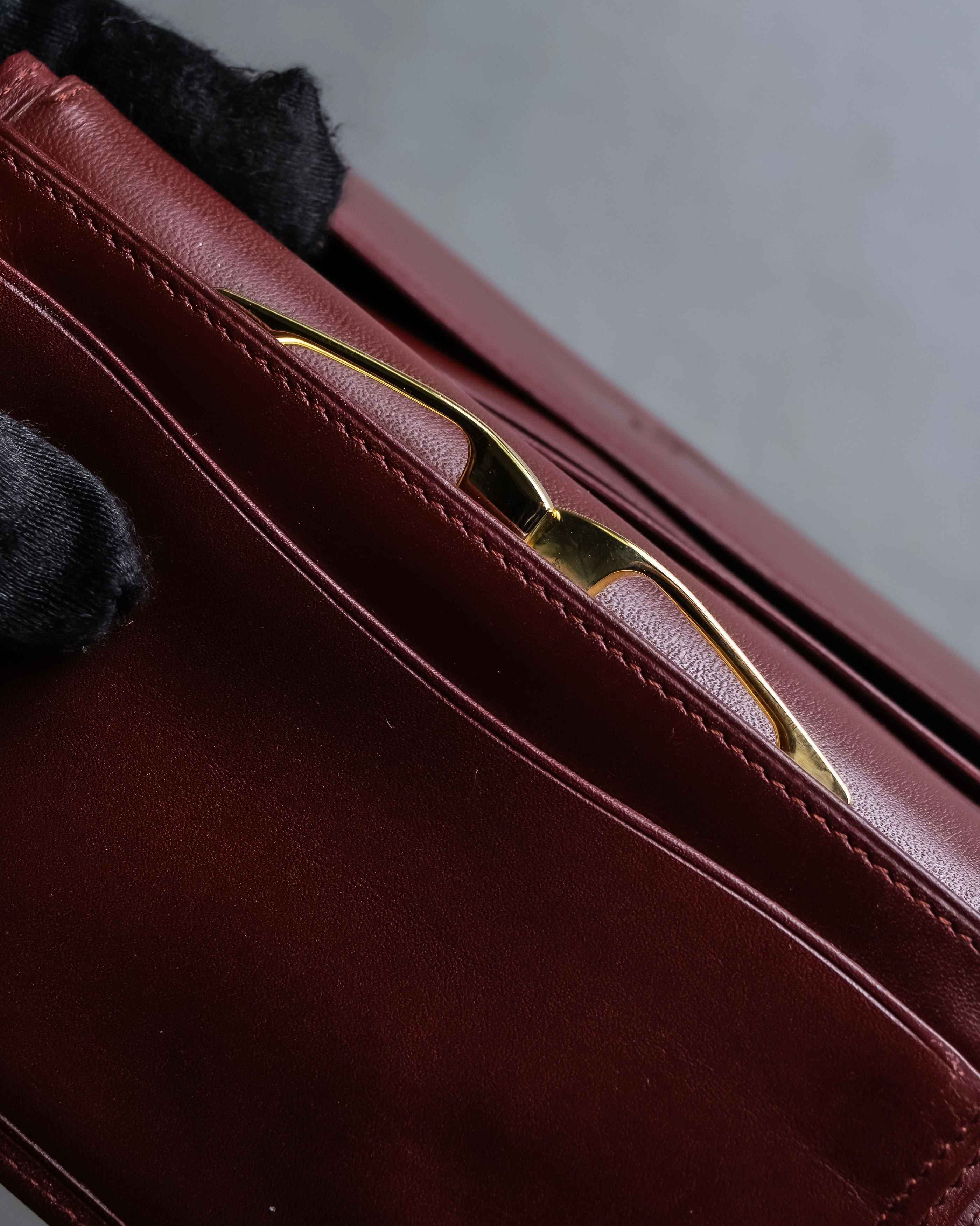 "Cartier" Les Must de Cartier bordeaux color leather wallet