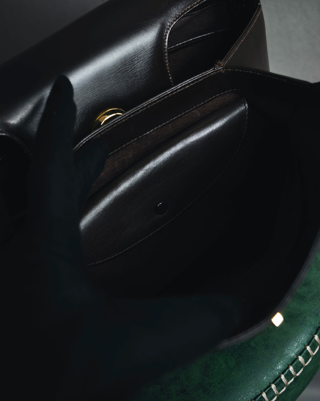 "GUCCI" 60’s-70’s Structured crest charm top-handle bag