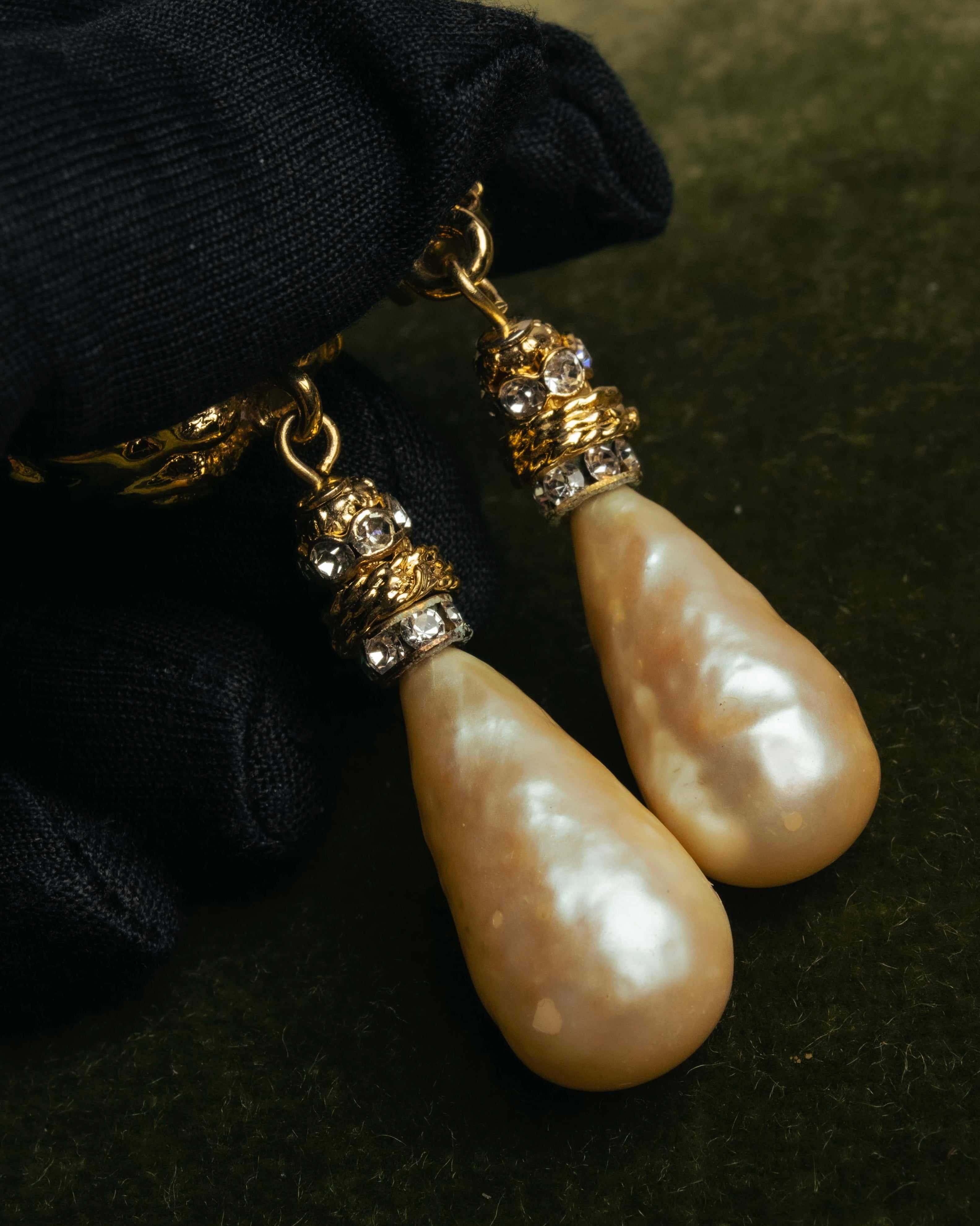 "Yves Saint Laurent" 80's-90's Pearl clip on drop earrings