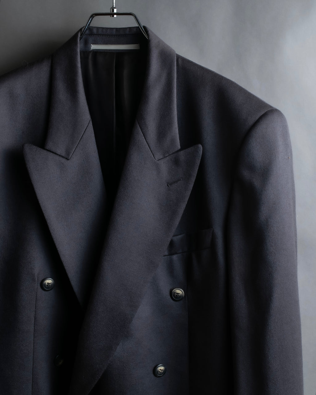 Vintage shoulder construction peak lapel tailored jacket