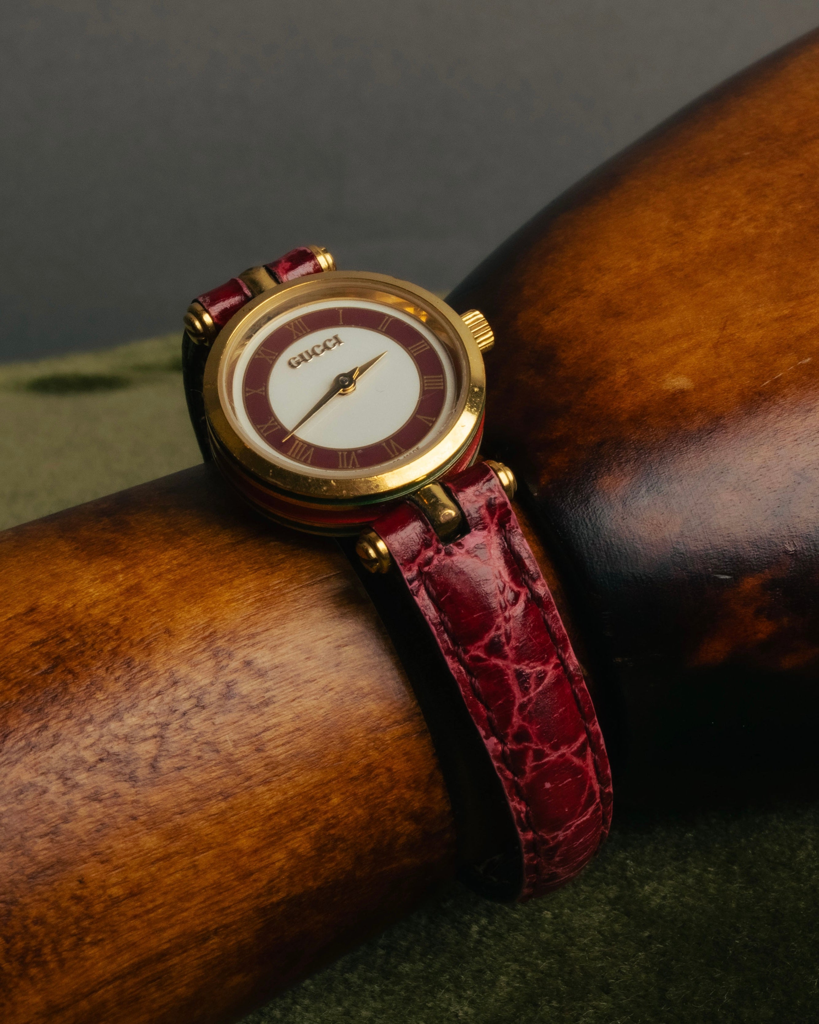 "GUCCI" 80's-90's Sherry line web stripe round watch with roman dial