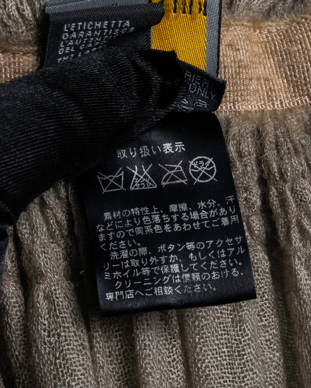 "FENDI" 04-10's Petal motif fur docking long muffler