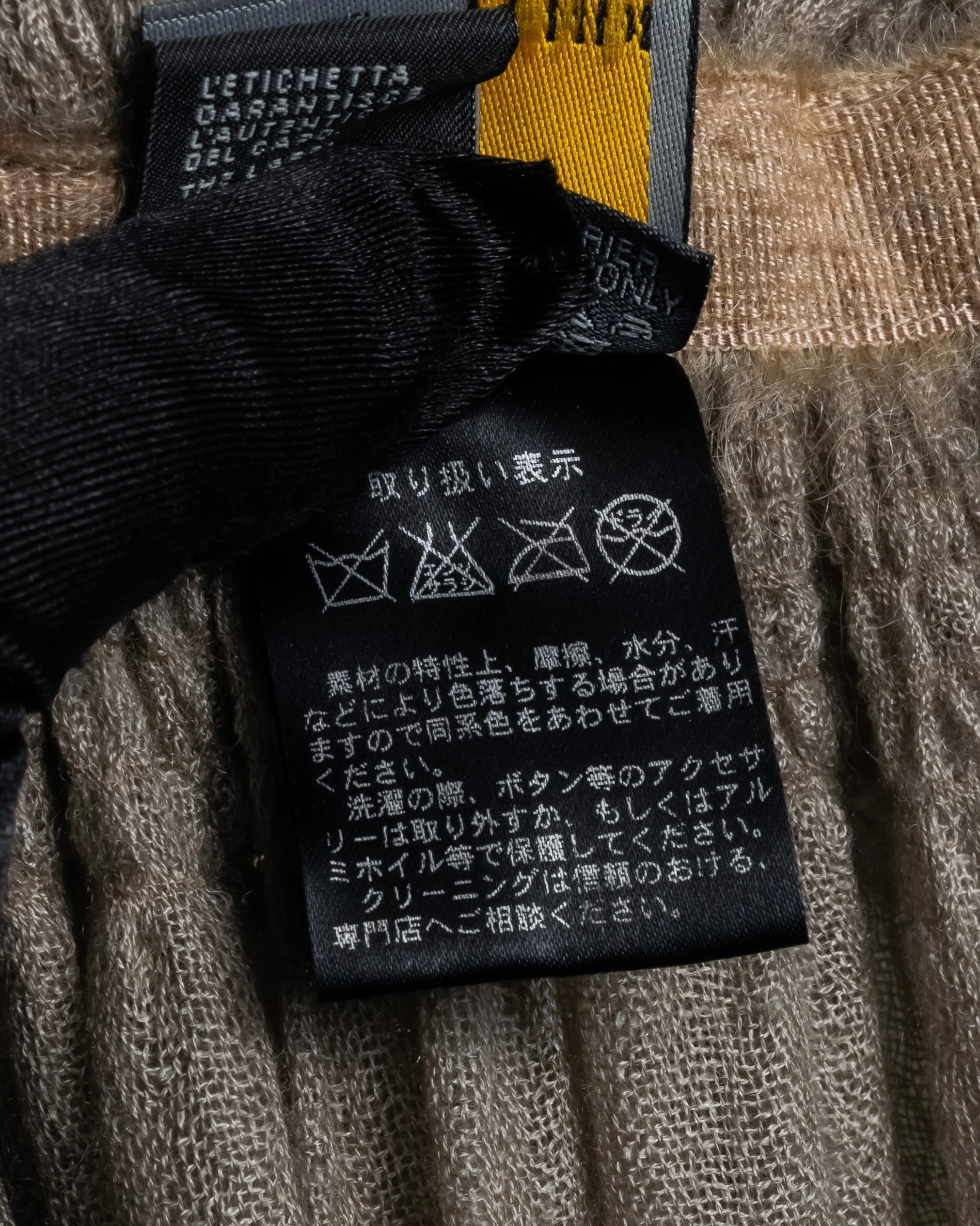 "FENDI" 04-10's Petal motif fur docking long muffler