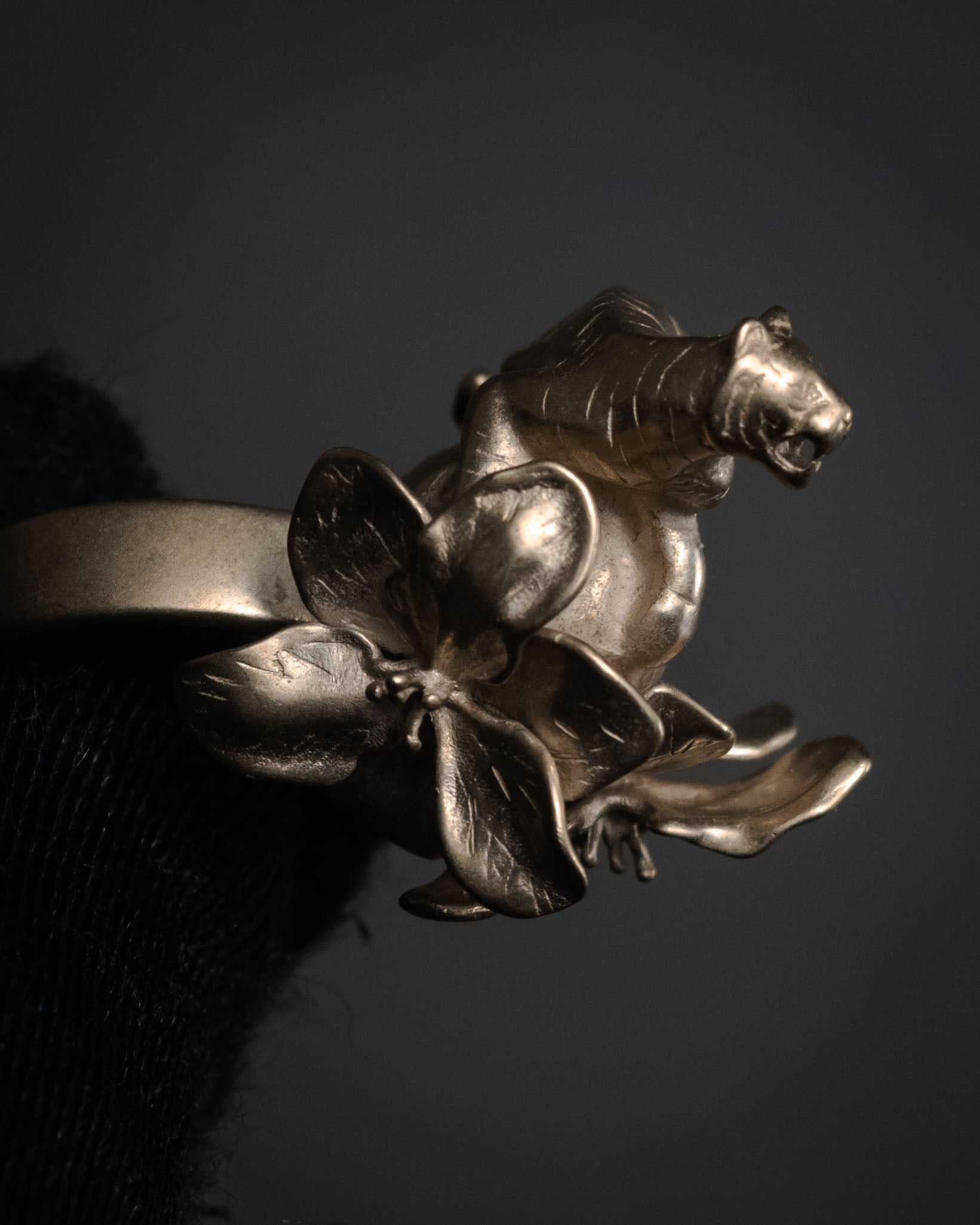 “DIOR” 2010’s Tiger and flower sculptural ring