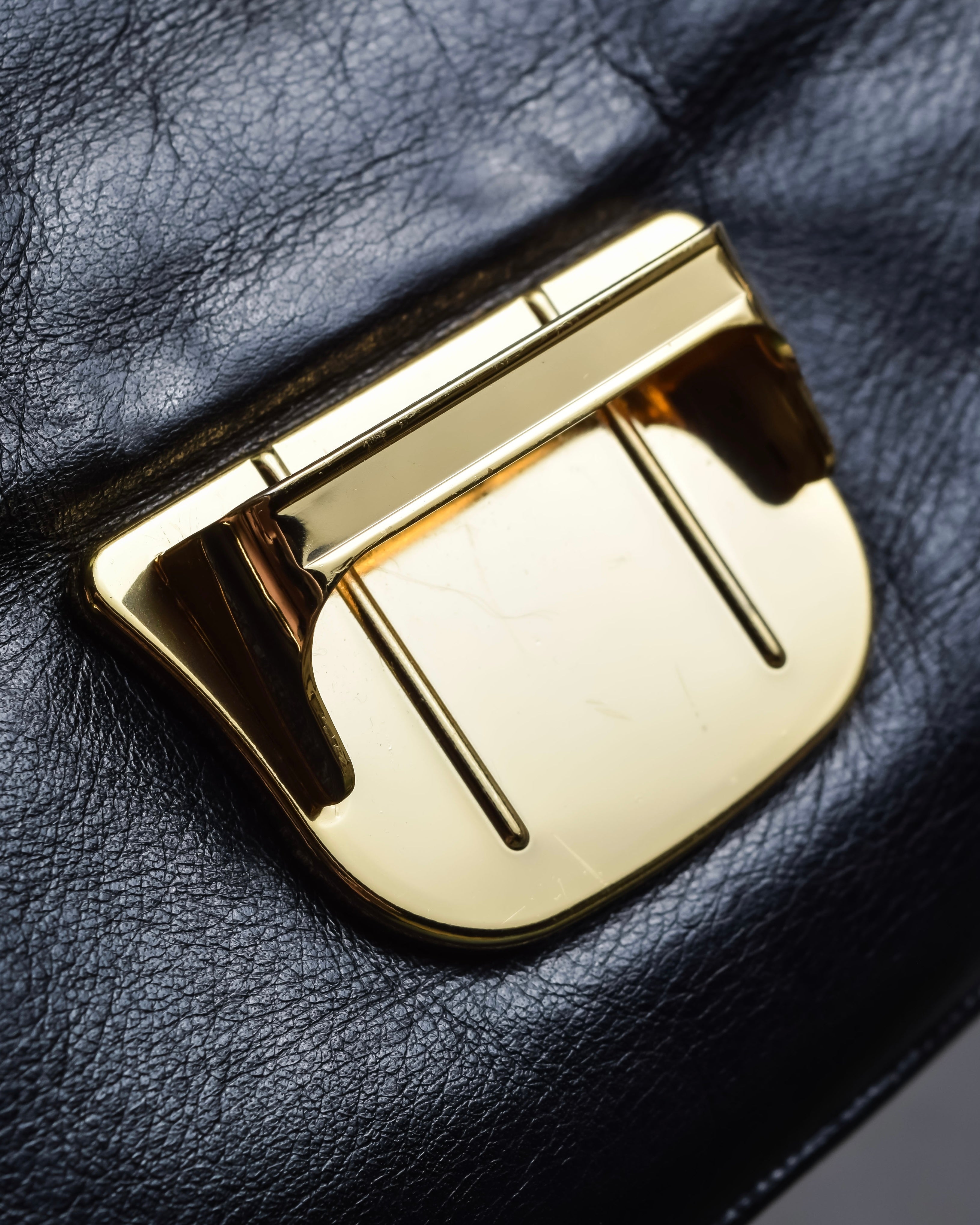 "ADMJ" Gold clasp grain leather shoulder bag