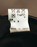 帽子内側に配された洗濯表示タグのカット。素材表記は牛革、MADE IN JAPANの表記を確認できます。