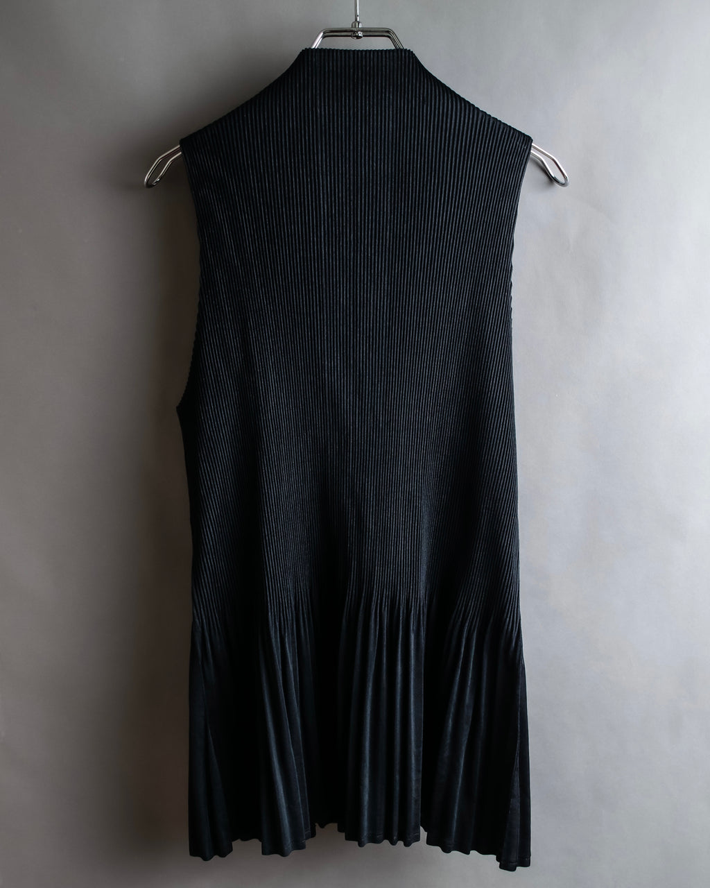 "PLEATS PLEASE ISSEY MIYAKE"
Narrow pleated sleeveless dress