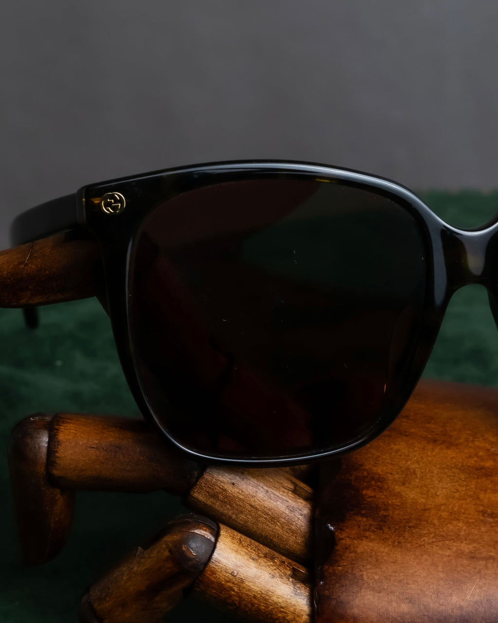 "GUCCI" Wellington frame bee engraved sunglasses