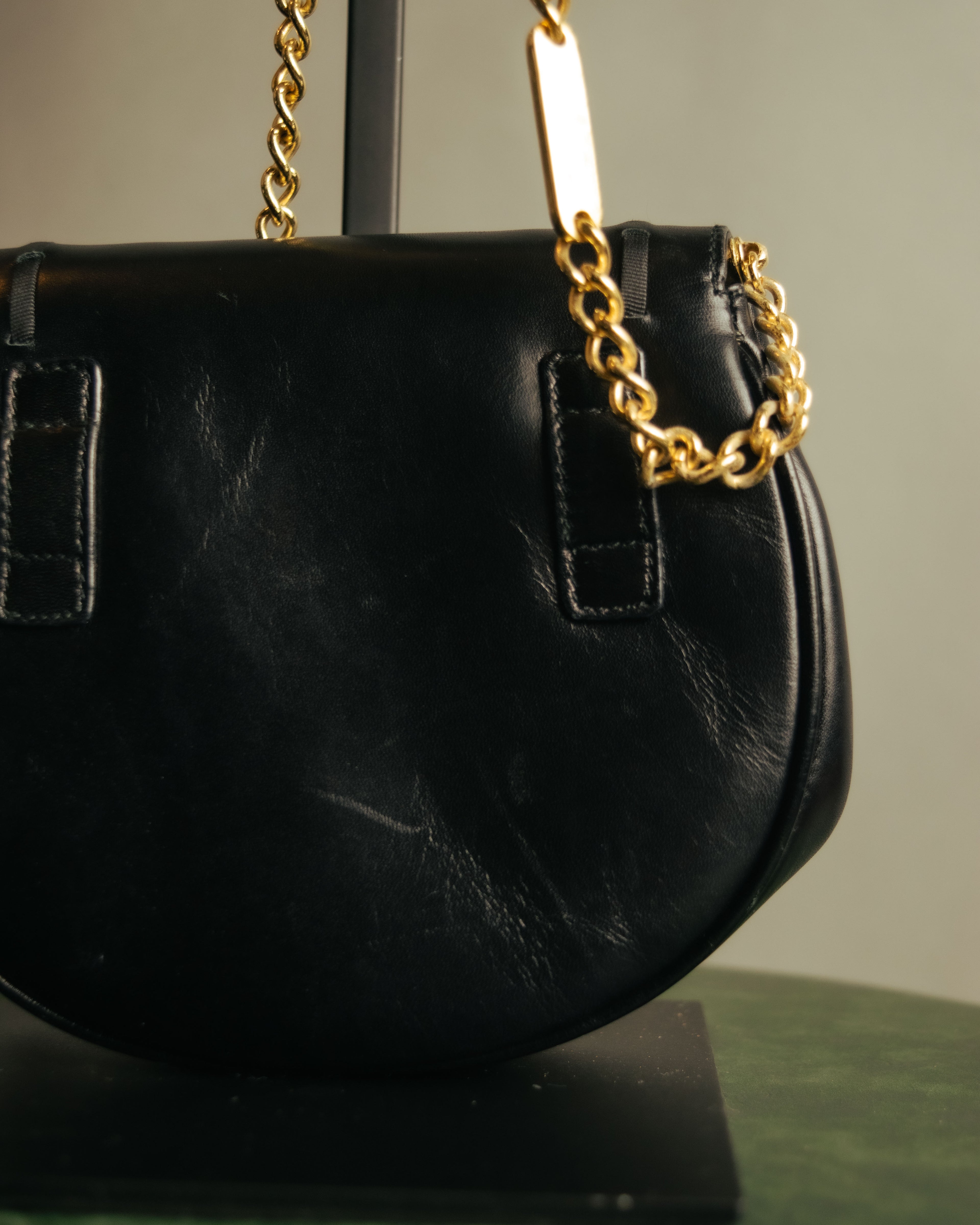 “Salvatore Ferragamo” 90’s Vara ribbon half moon chain bag