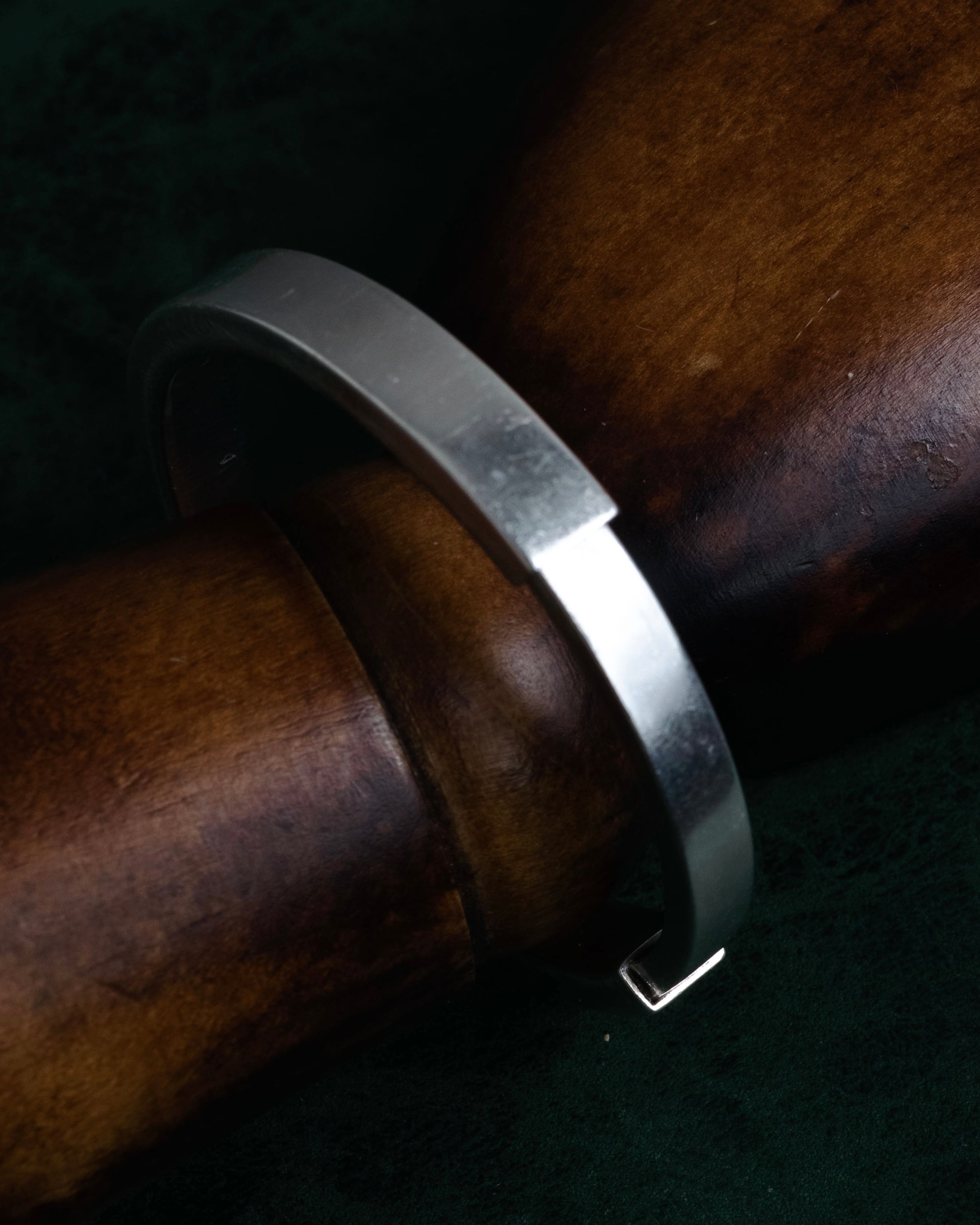 “BOTTEGA VENETA” 2019-2024 Sculptural hinged bangle