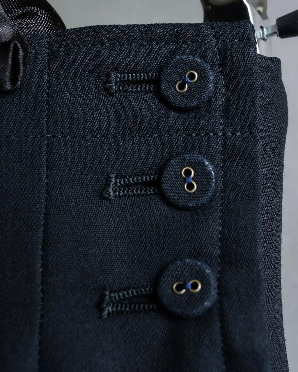 "TOKUKO 1er VOL" Side button fastener design high waist tapered slacks