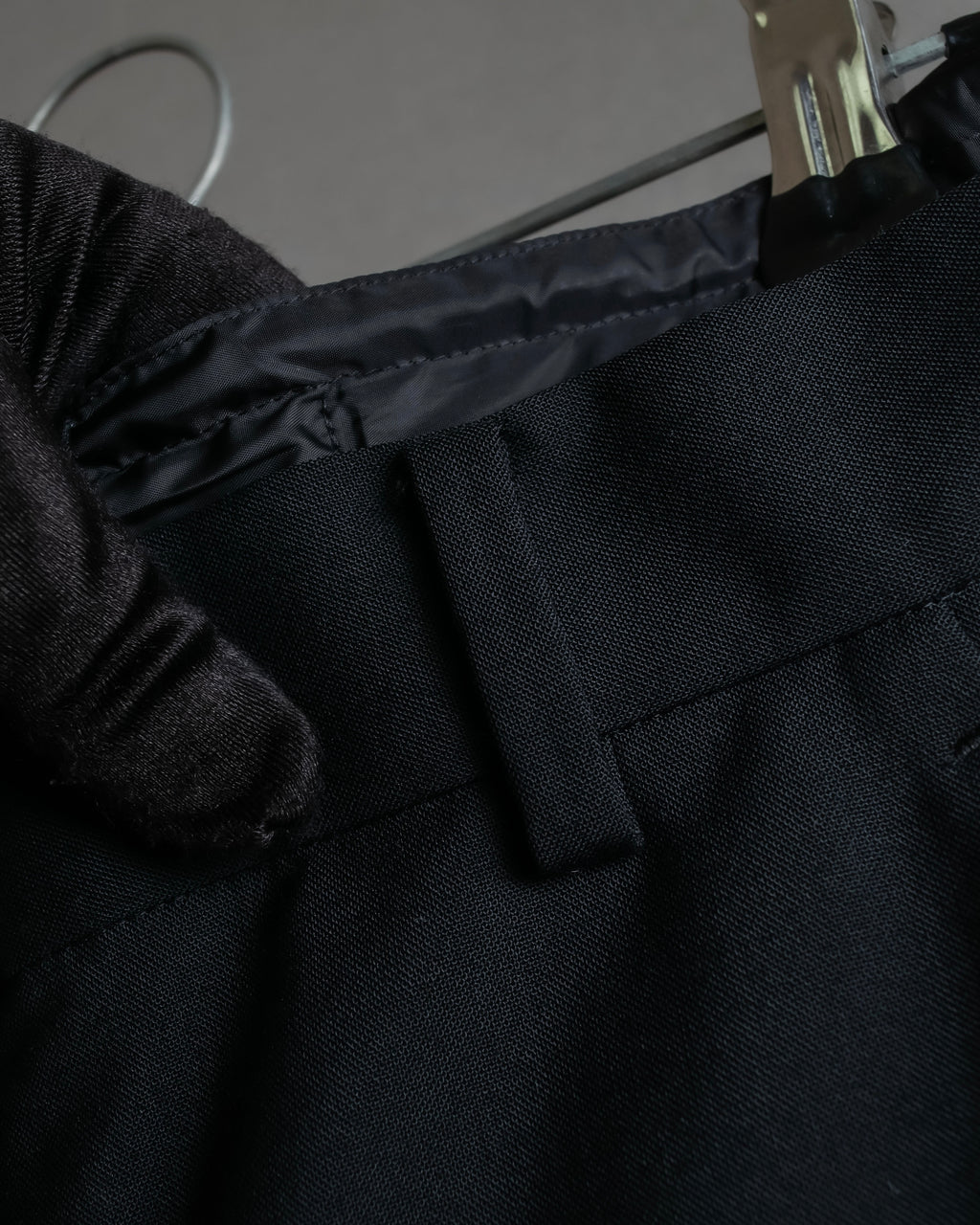 "sacai" Satin line design tapered slacks