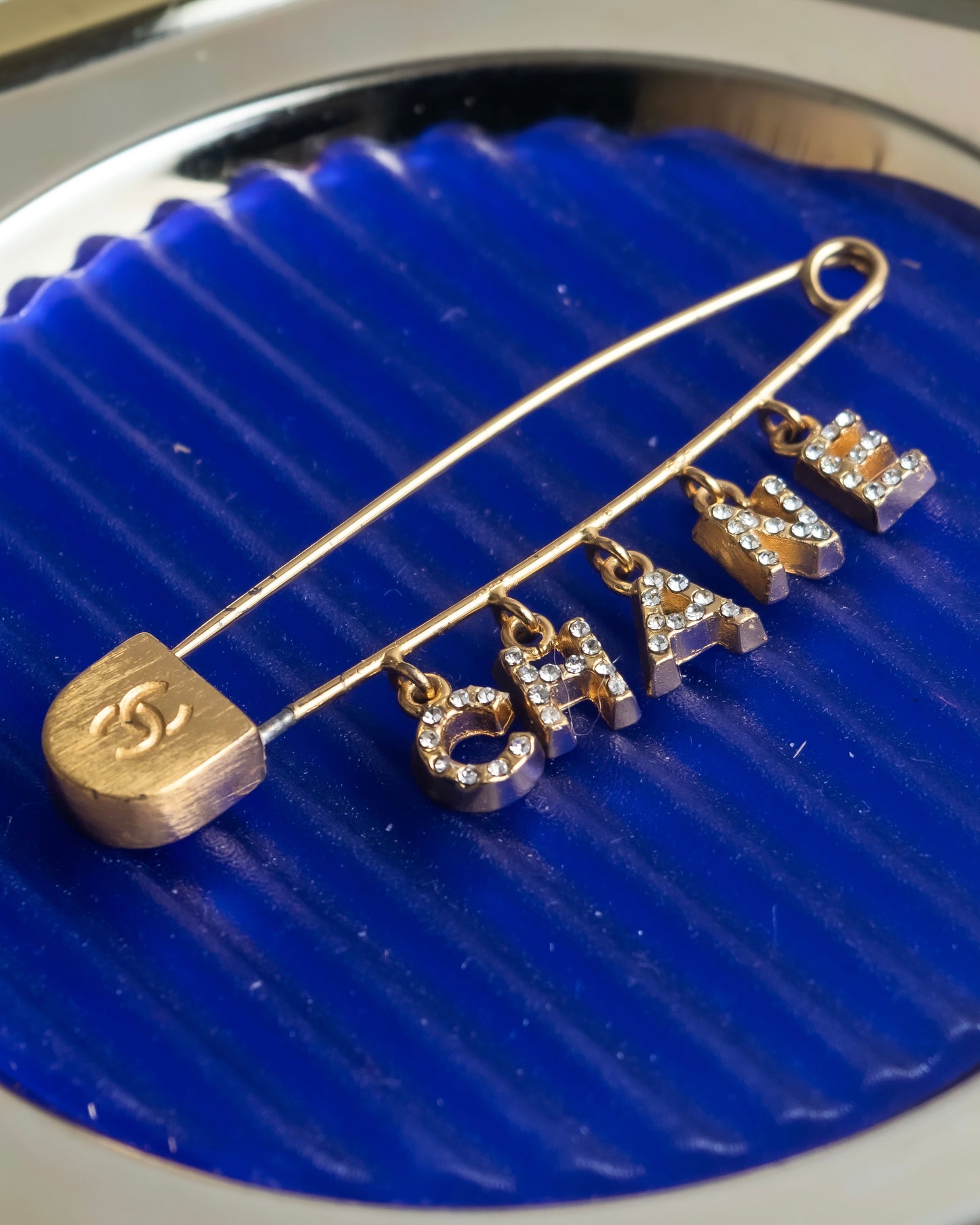 "CHANEL" Logo motif gold safety pin brooch