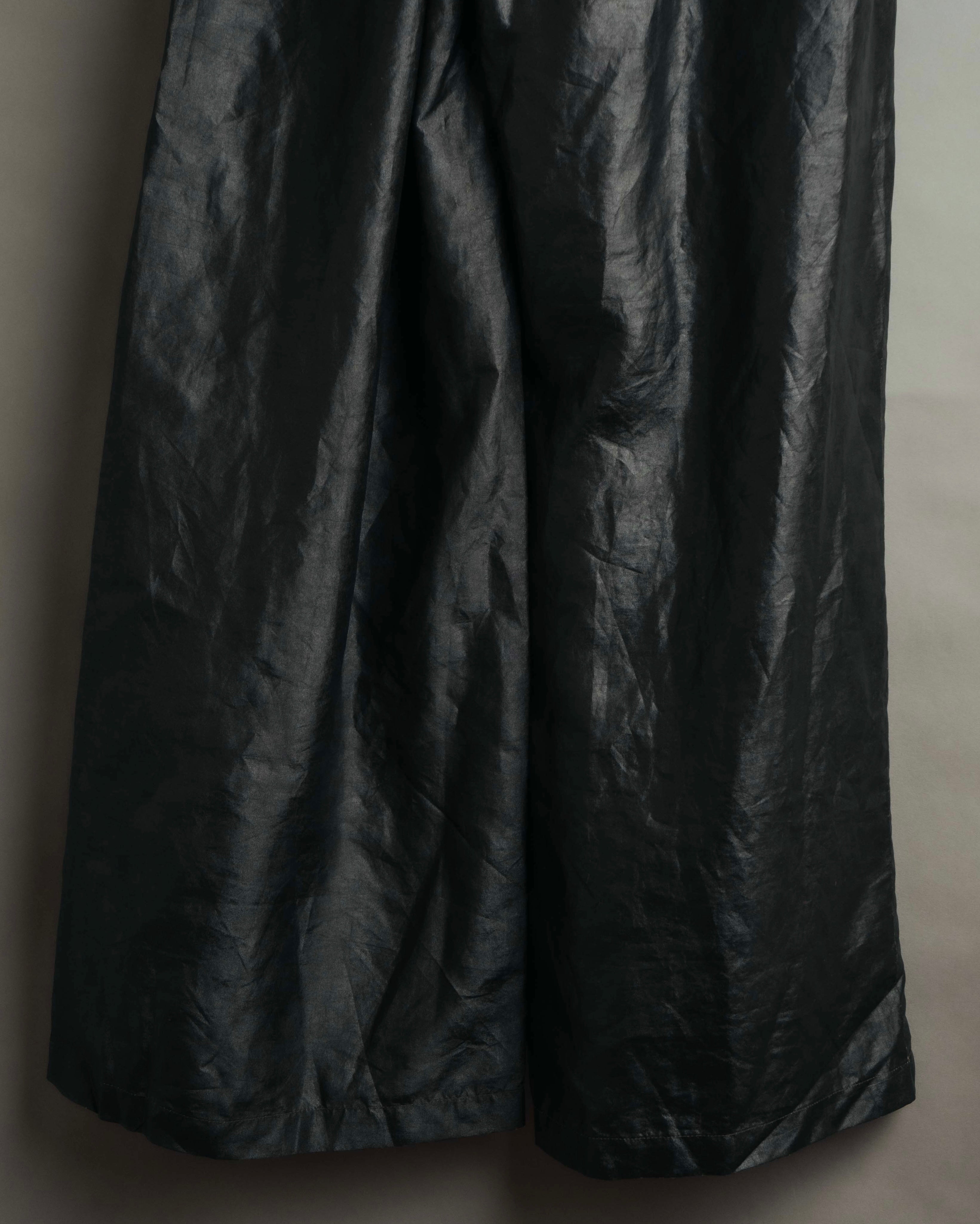 -MOOD Vintage Collections-
90’s-00’s Shiny textured wide leg trousers