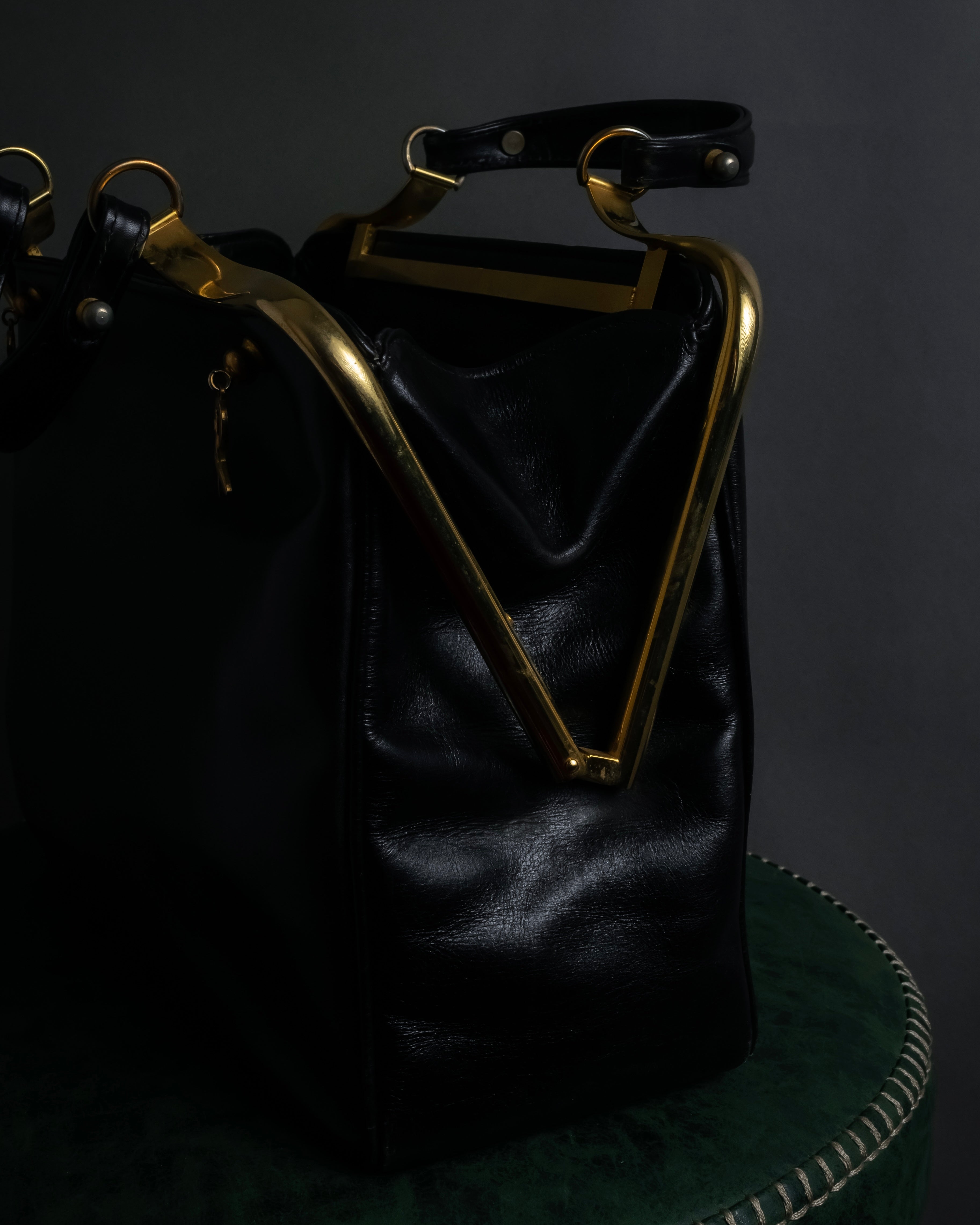 "Roberta Di Camerino" Logo motif charm design modern doctor bag