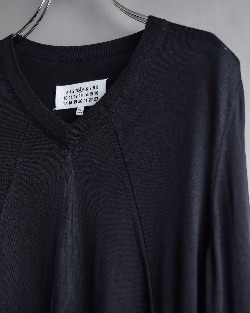 "MAISON MARGIELA" 15SS V-line panel design lightweight knit