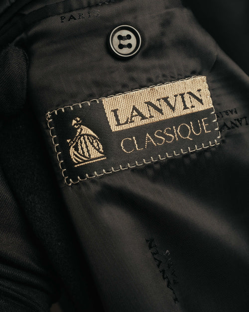 母娘図像を伴うLANVIN CLASSIQUEの織りネームを捉えた内側のタグカット。ロゴを反復したジャカード裏地と、内側に配されたボタンも確認できます。