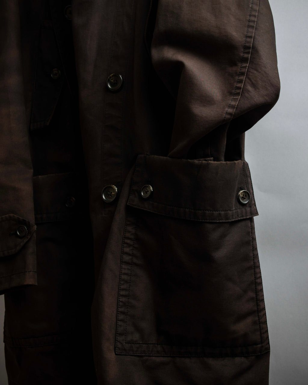 "BURBERRY" Subdued tone military detail mid-length trench coat