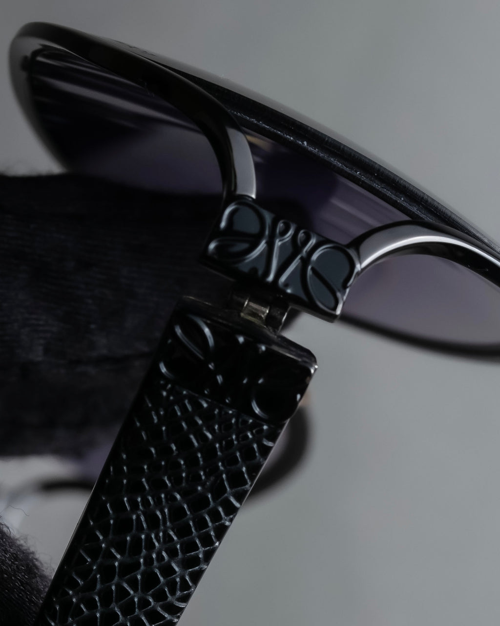"LOEWE" Anagram logo engraved oval sunglasses