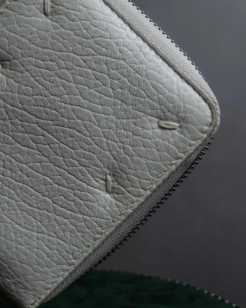 "MAISON MARGIELA" White grain leather round zipper wallet