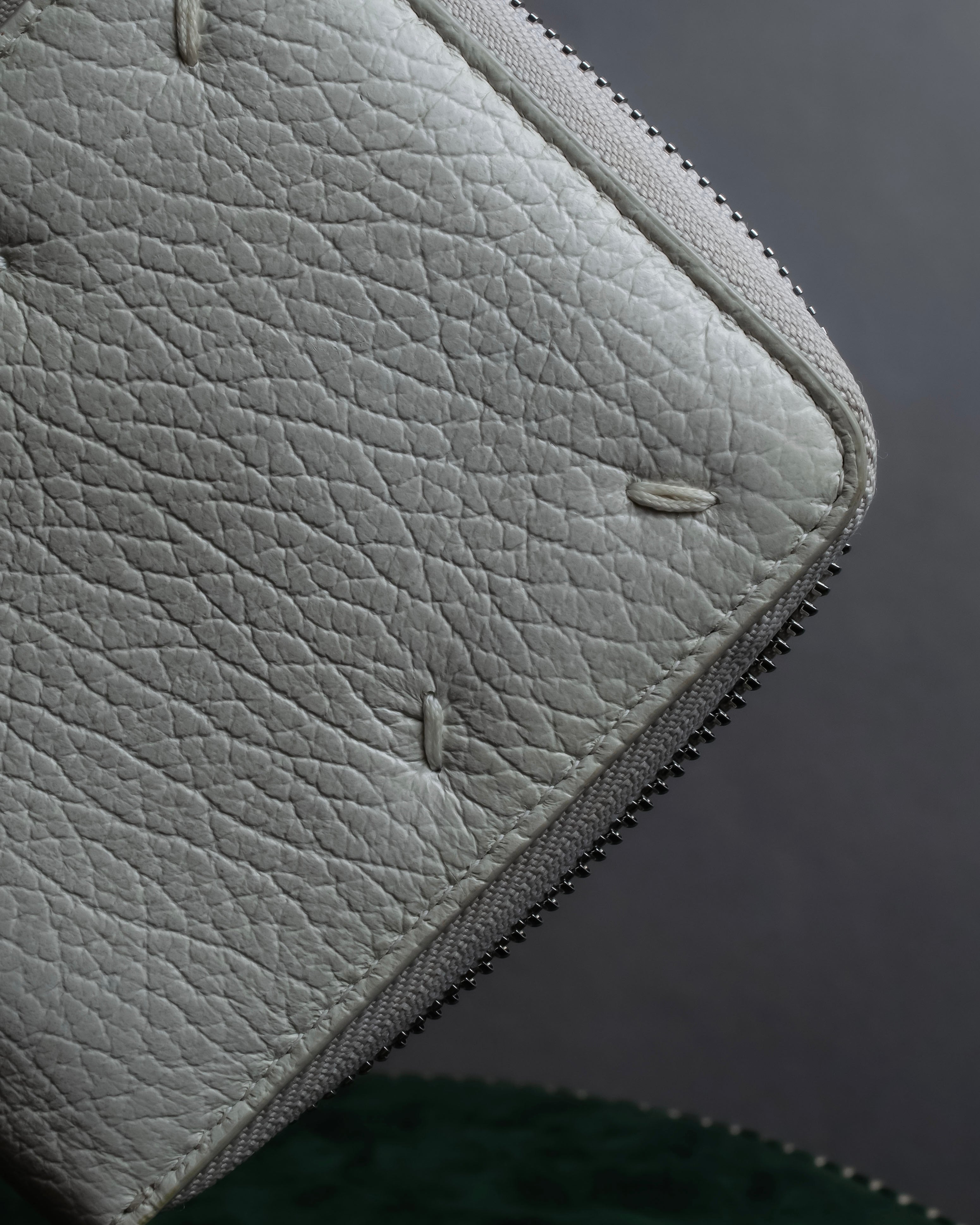 "MAISON MARGIELA" White grain leather round zipper wallet