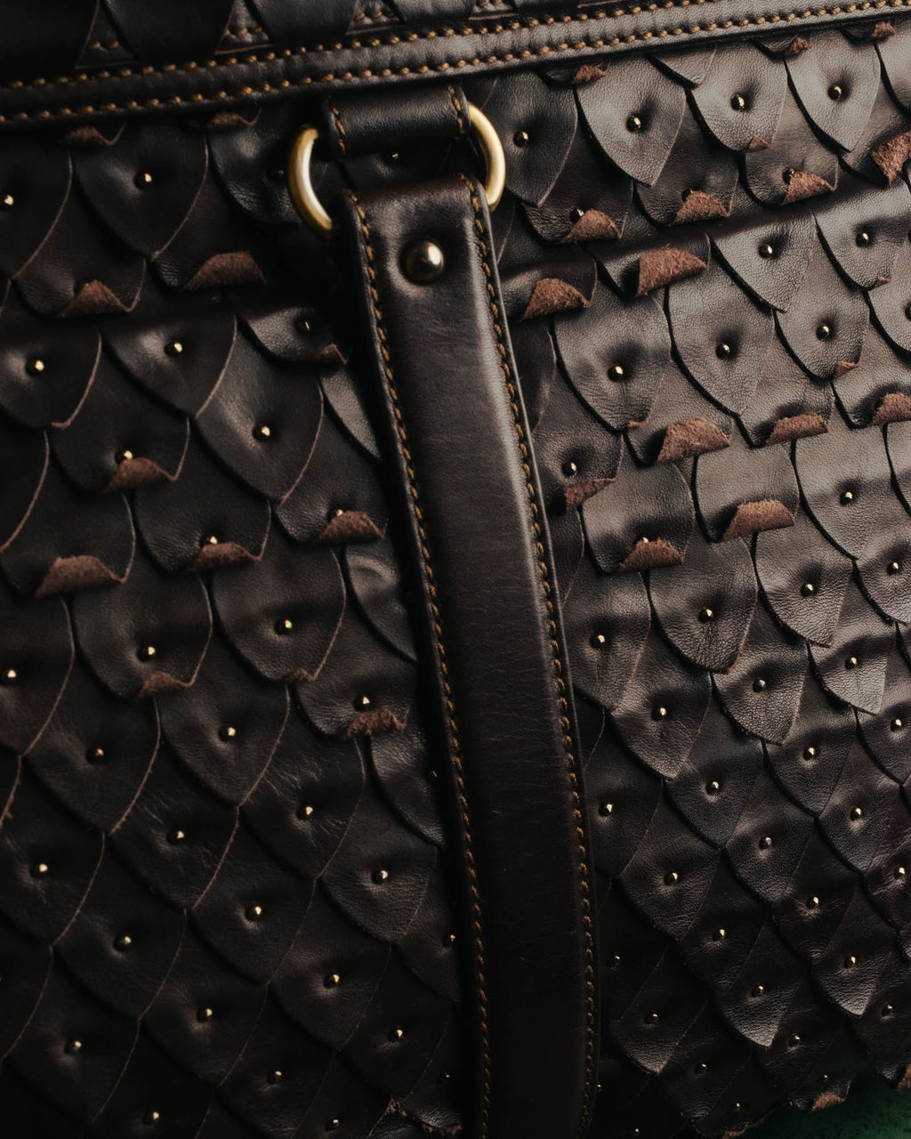 -SPECIAL- “Salvatore Ferragamo” 00’s-10’s Leather scale appliqué gancini shoulder bag