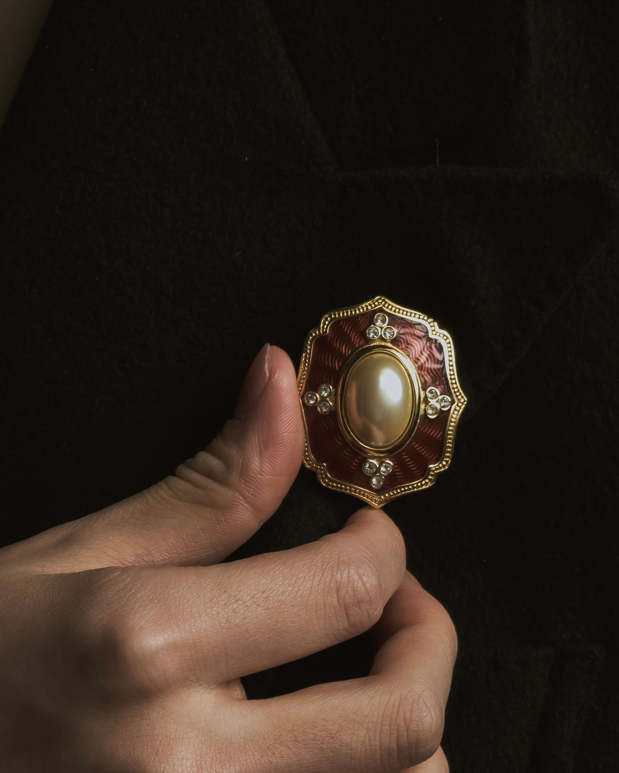 "BURBERRYS" 80’s-90’s royal enamel pearl brooch