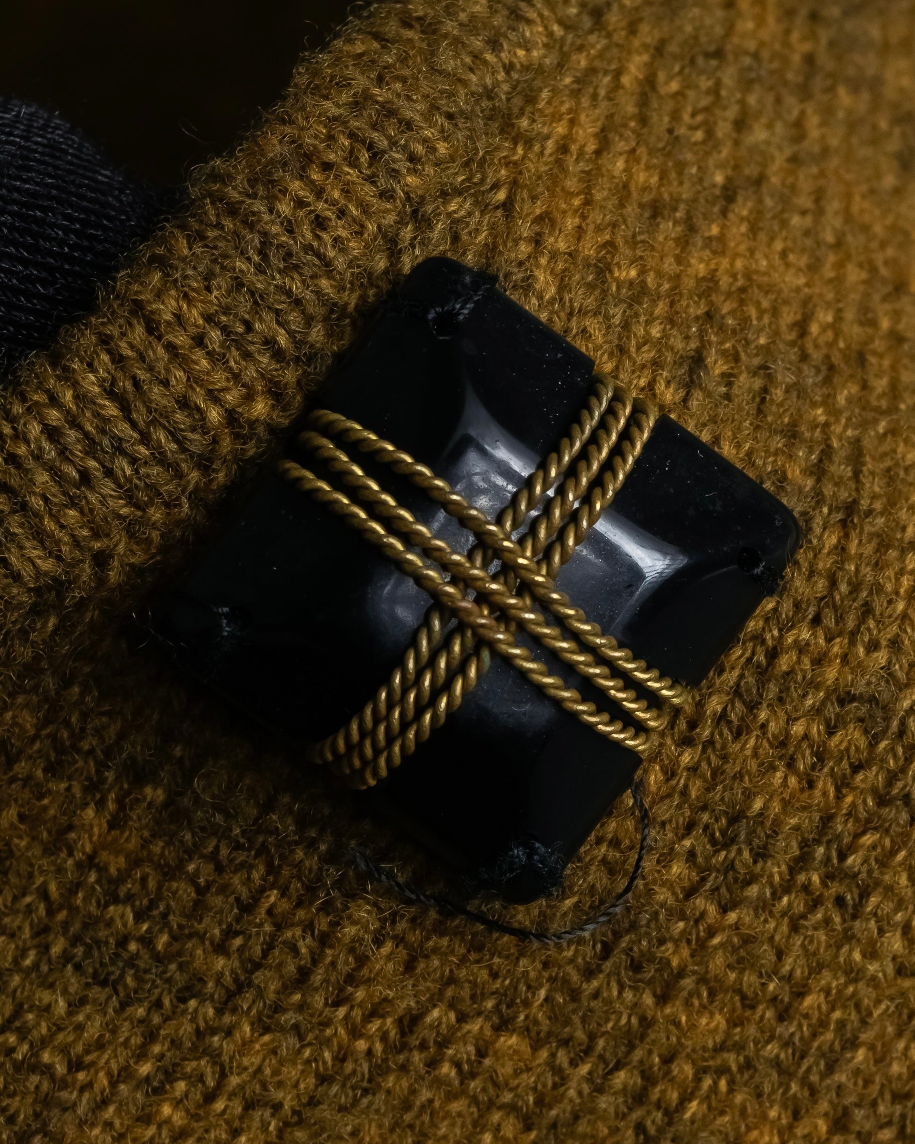 "PRADA" Jewelry decorative design V-neck knit