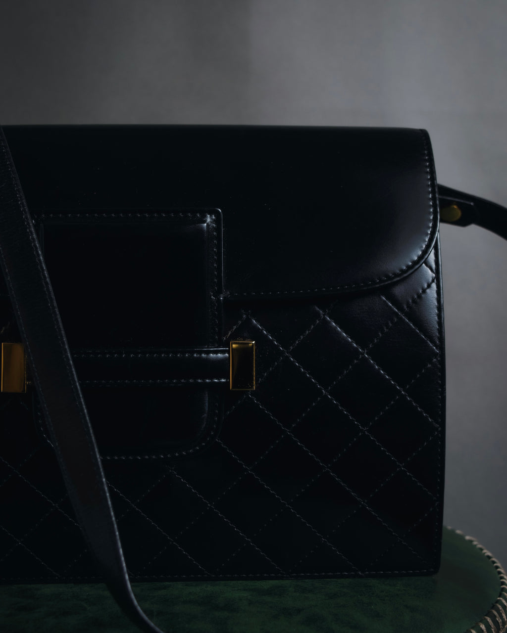 Bolso de cuero con diseño acolchado de diamantes de Yves Saint Laurent de los años 80-90