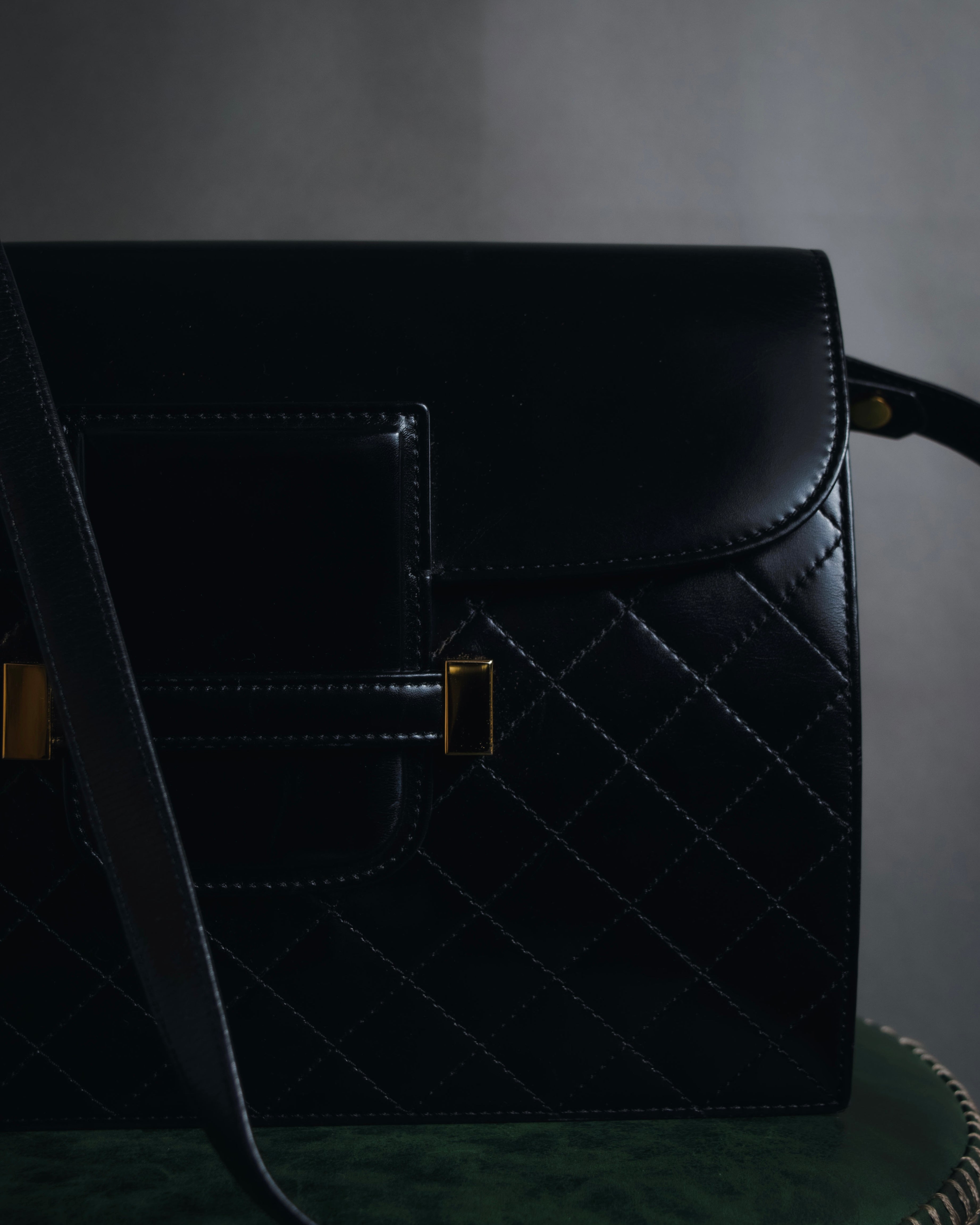 Bolso de cuero con diseño acolchado de diamantes de Yves Saint Laurent de los años 80-90