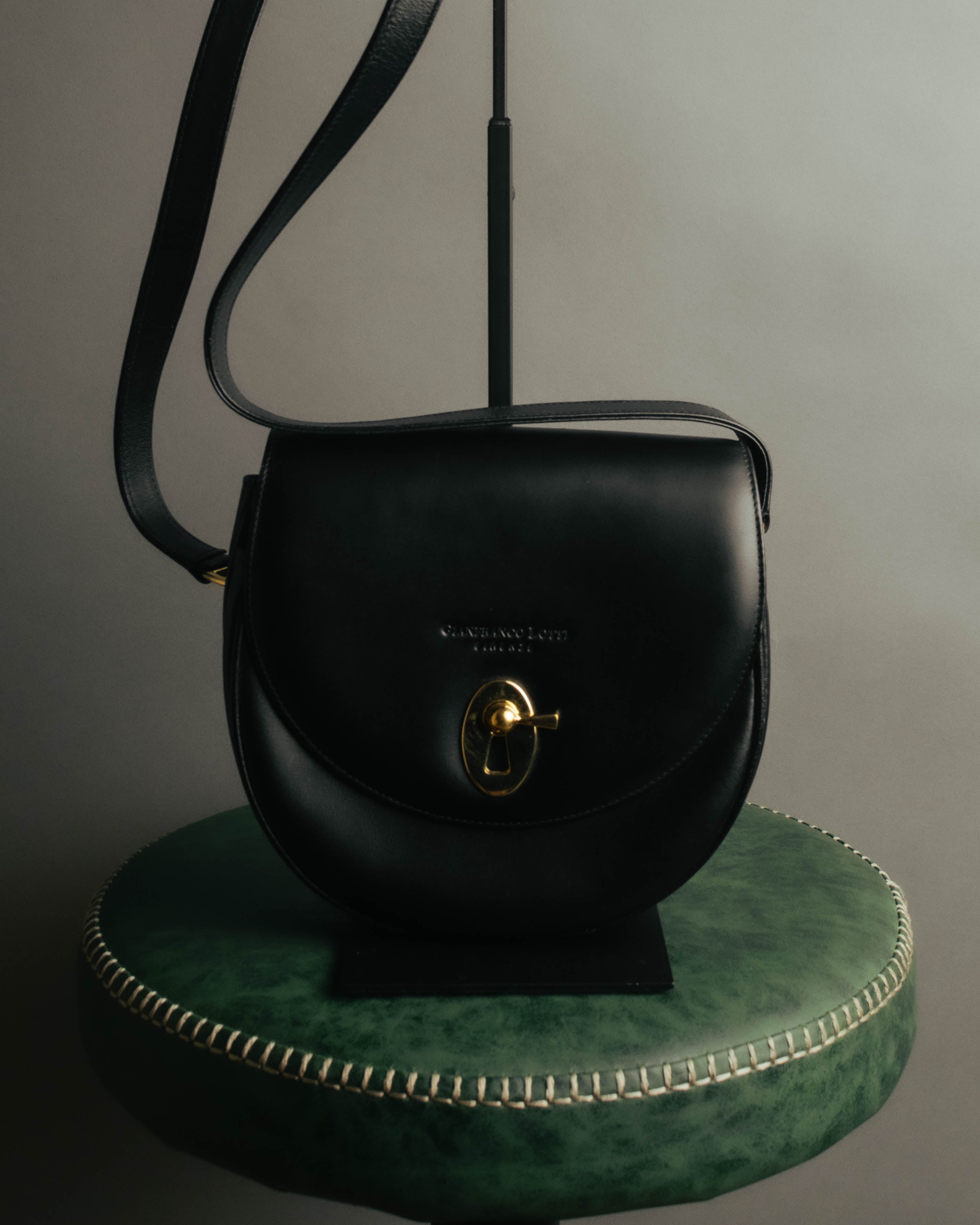 “Gianfranco Lotti” 90’s-00’s Black leather turn lock shoulder bag