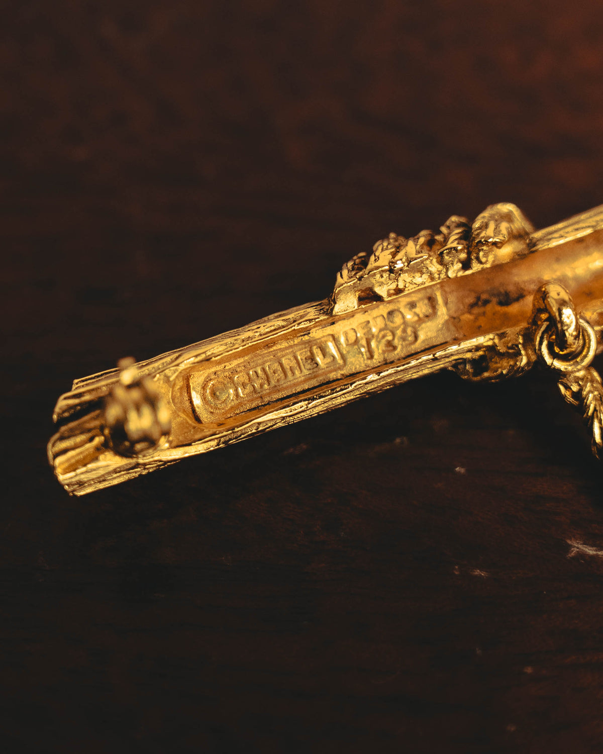 "CHANEL" 70's Sculptural faux pearl brooch