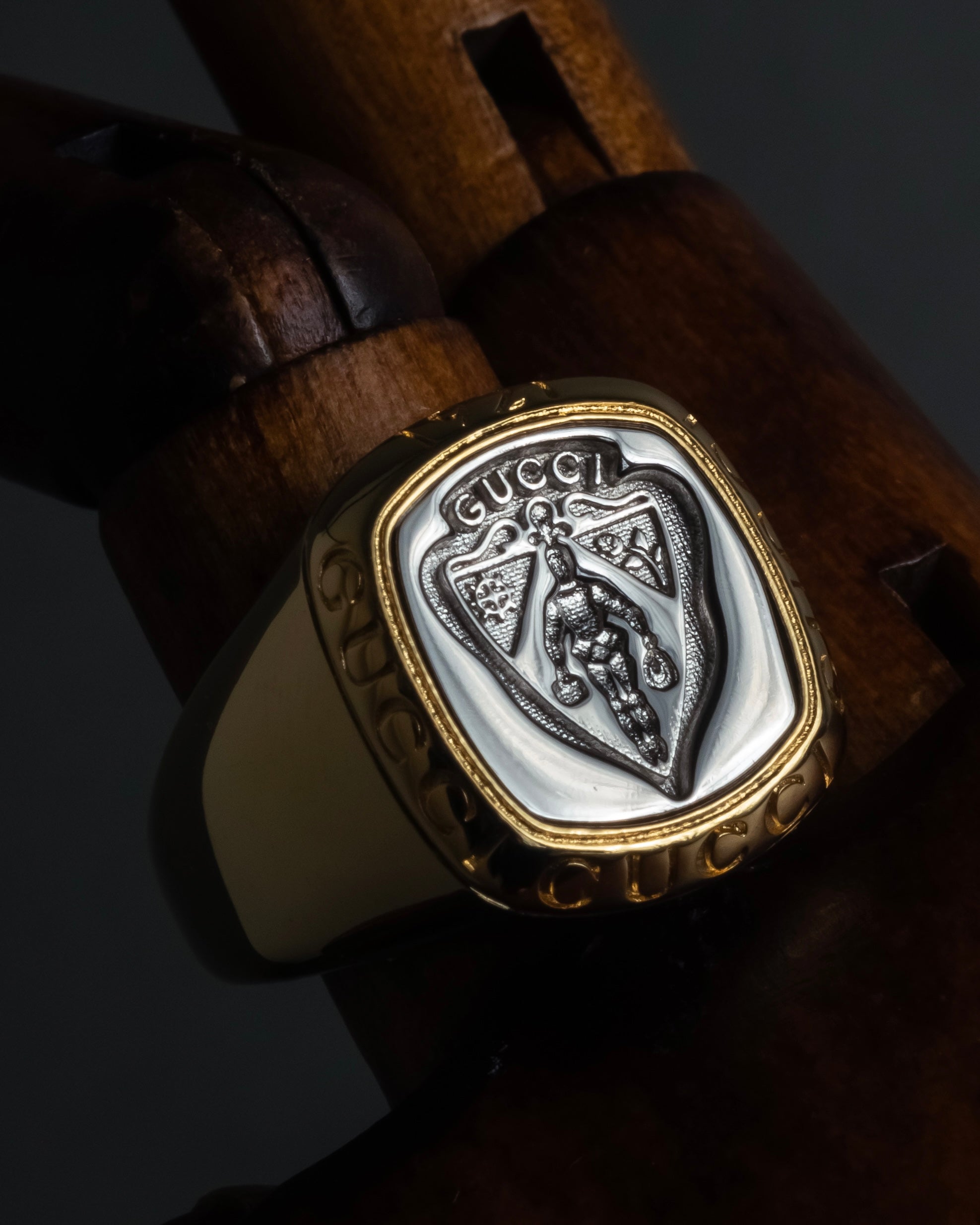 "GUCCI" Coat of arms engraved design ring