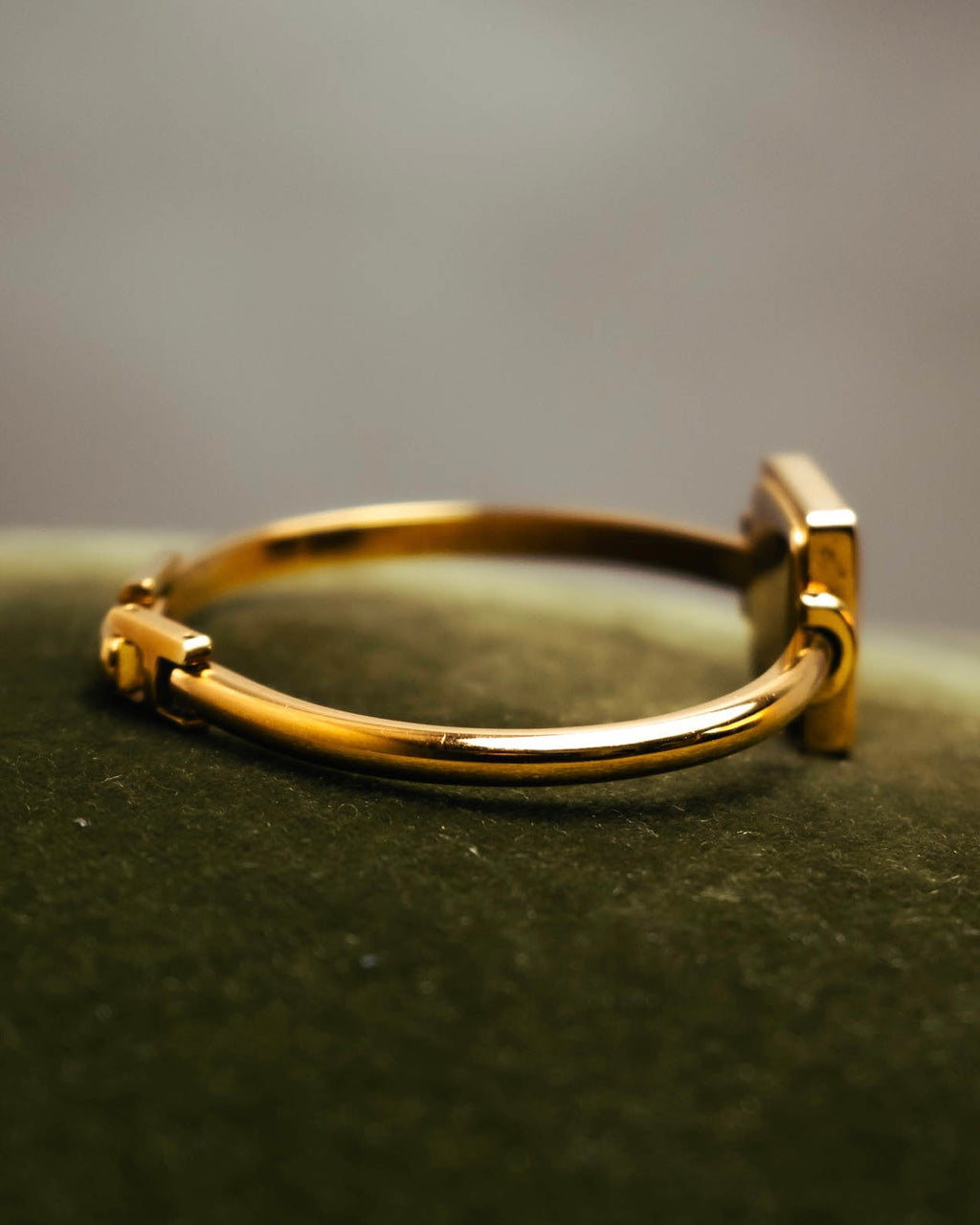 -SPECIAL- “GUCCI” 90’s-00’s 1900L gold tone bangle watch