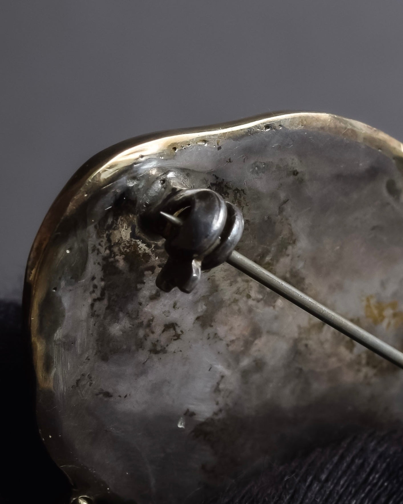 "Vintage engraved relief motif pearl brooch"