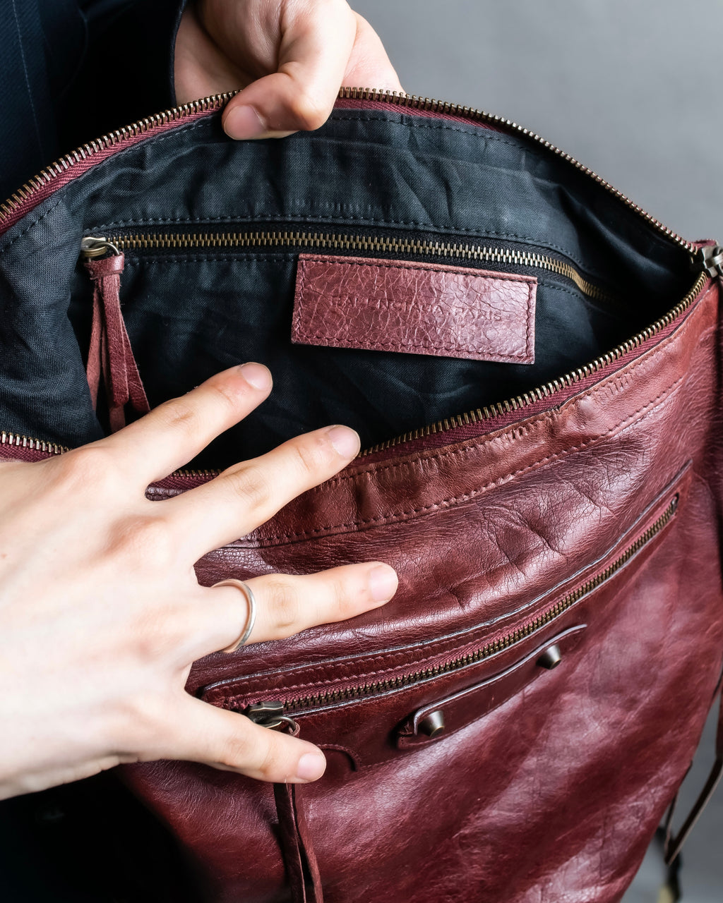 “BALENCIAGA” The Day leather one shoulder bag (burgundy)