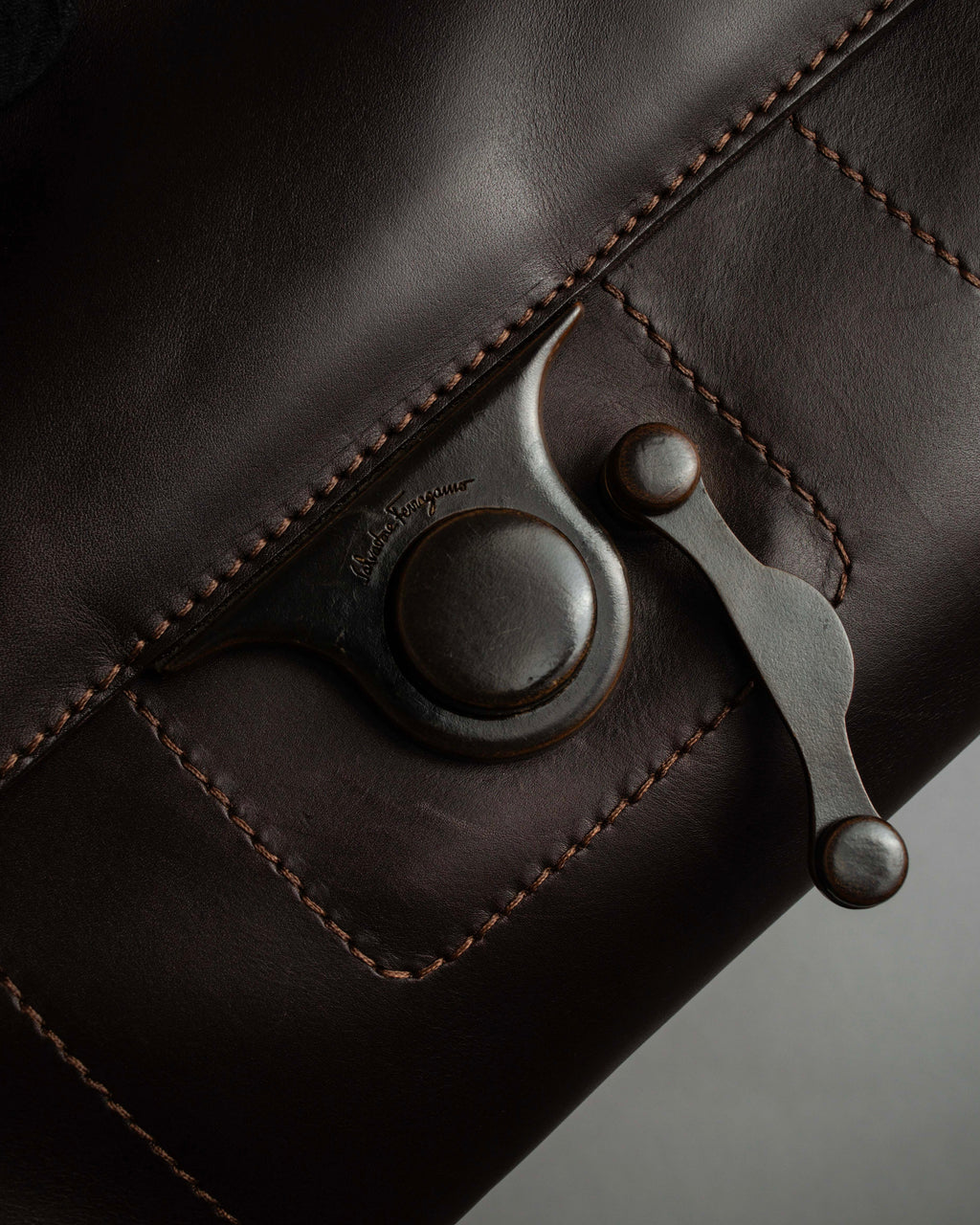 "Salvatore Ferragamo" Swivel crisp closure design leather one-handle bag