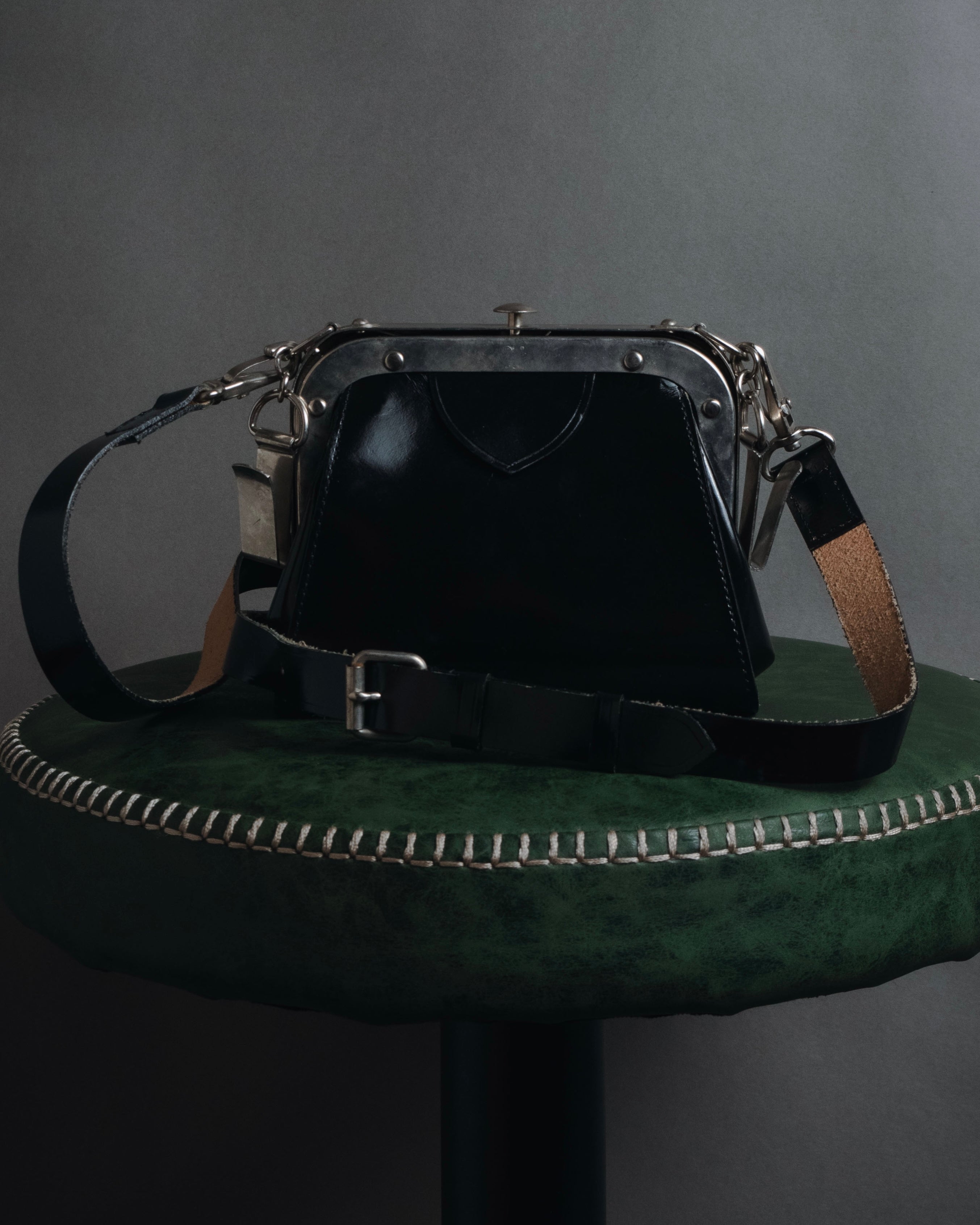 "tricot COMME des GARÇONS" Structured kiss-lock leather shoulder bag