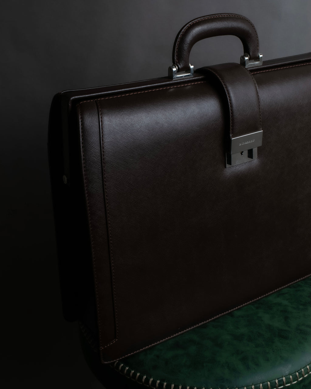 Pvc Briefcase BURBERRY (バーバリー) - ブリーフケース - ブラウン - PVC型押し メタルバックル ビジネスバッグ – MOOD