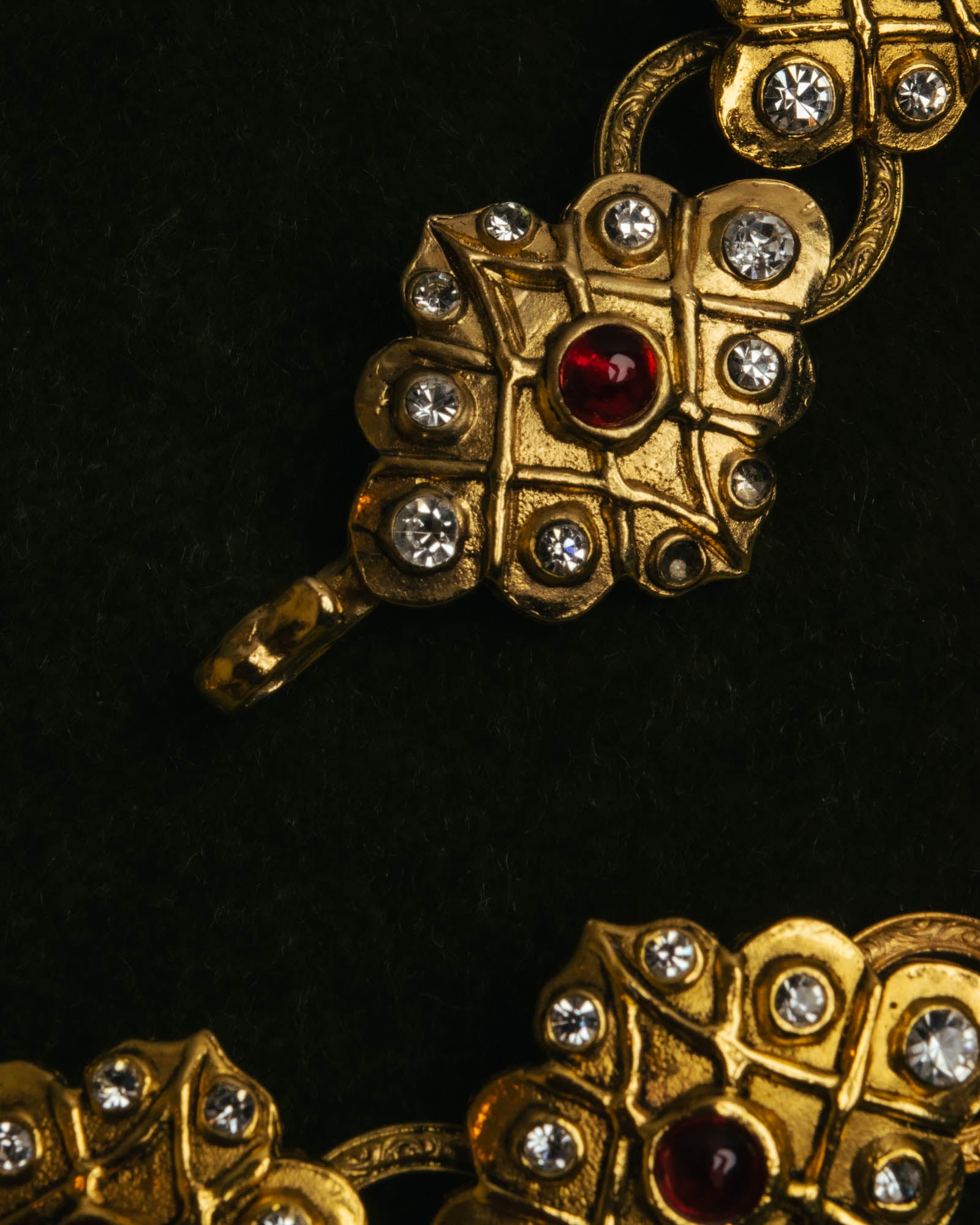 -SPECIAL- “CHANEL” 80’s-90’s ornate gold chain necklace