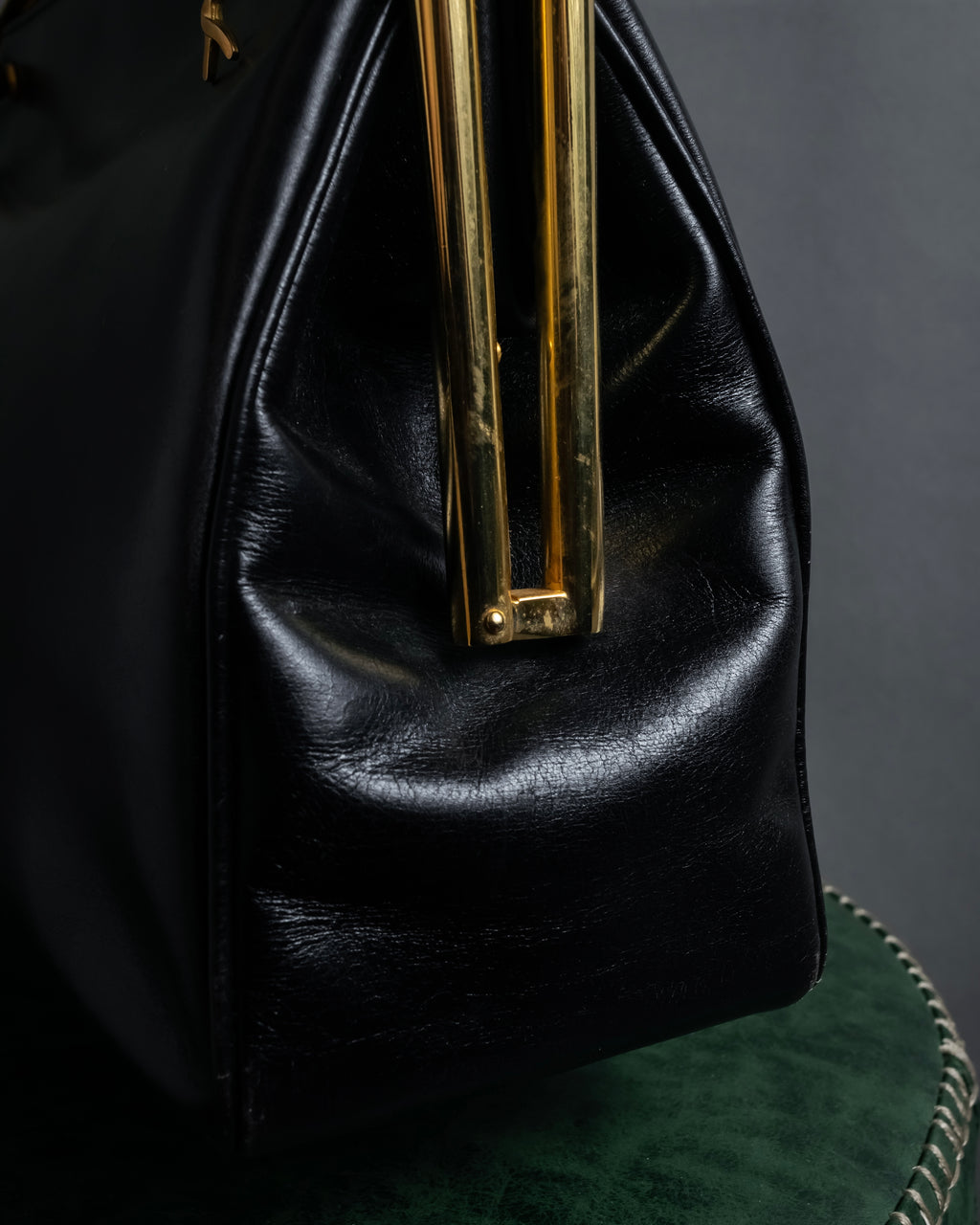 "Roberta Di Camerino" Logo motif charm design modern doctor bag