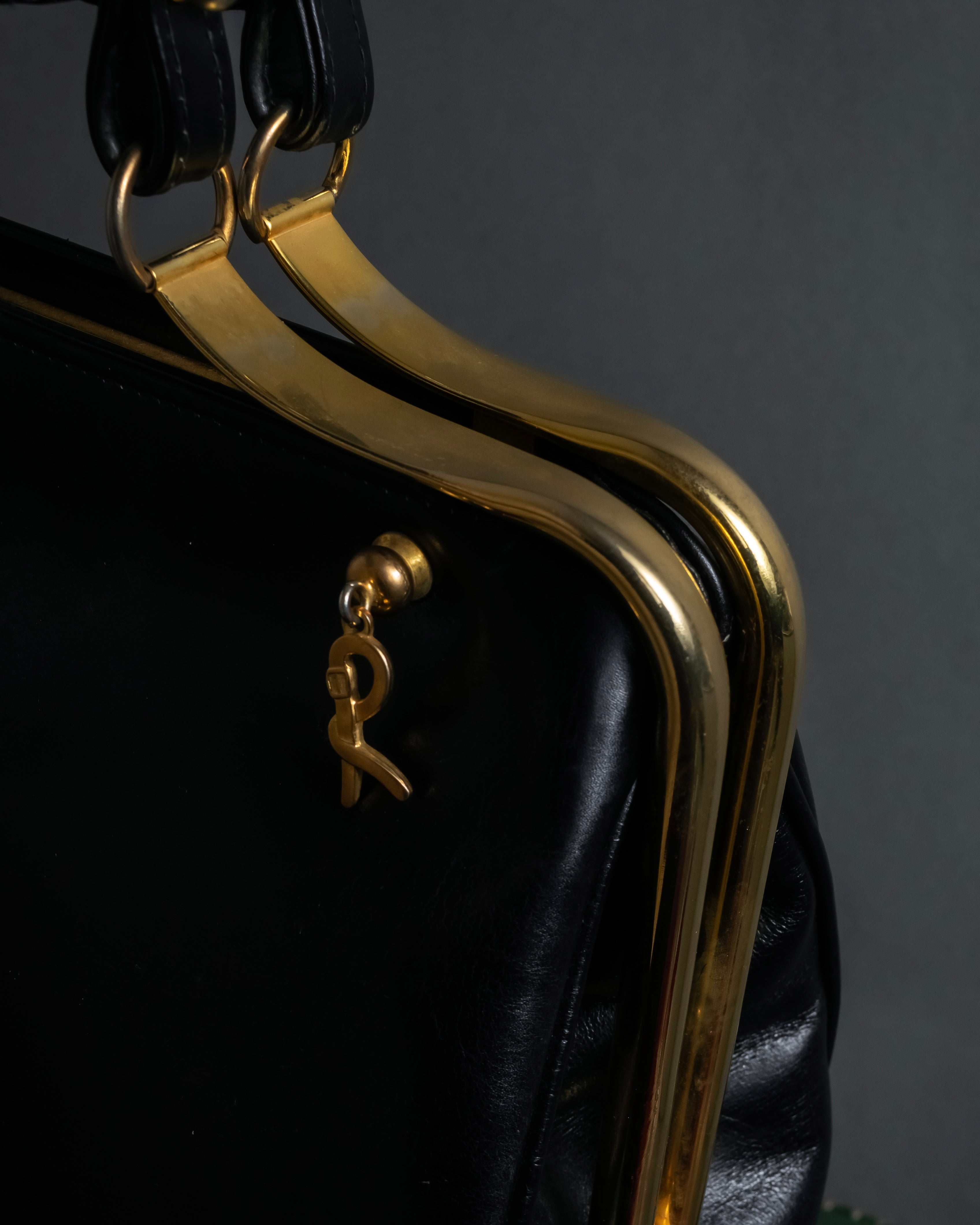 "Roberta Di Camerino" Logo motif charm design modern doctor bag