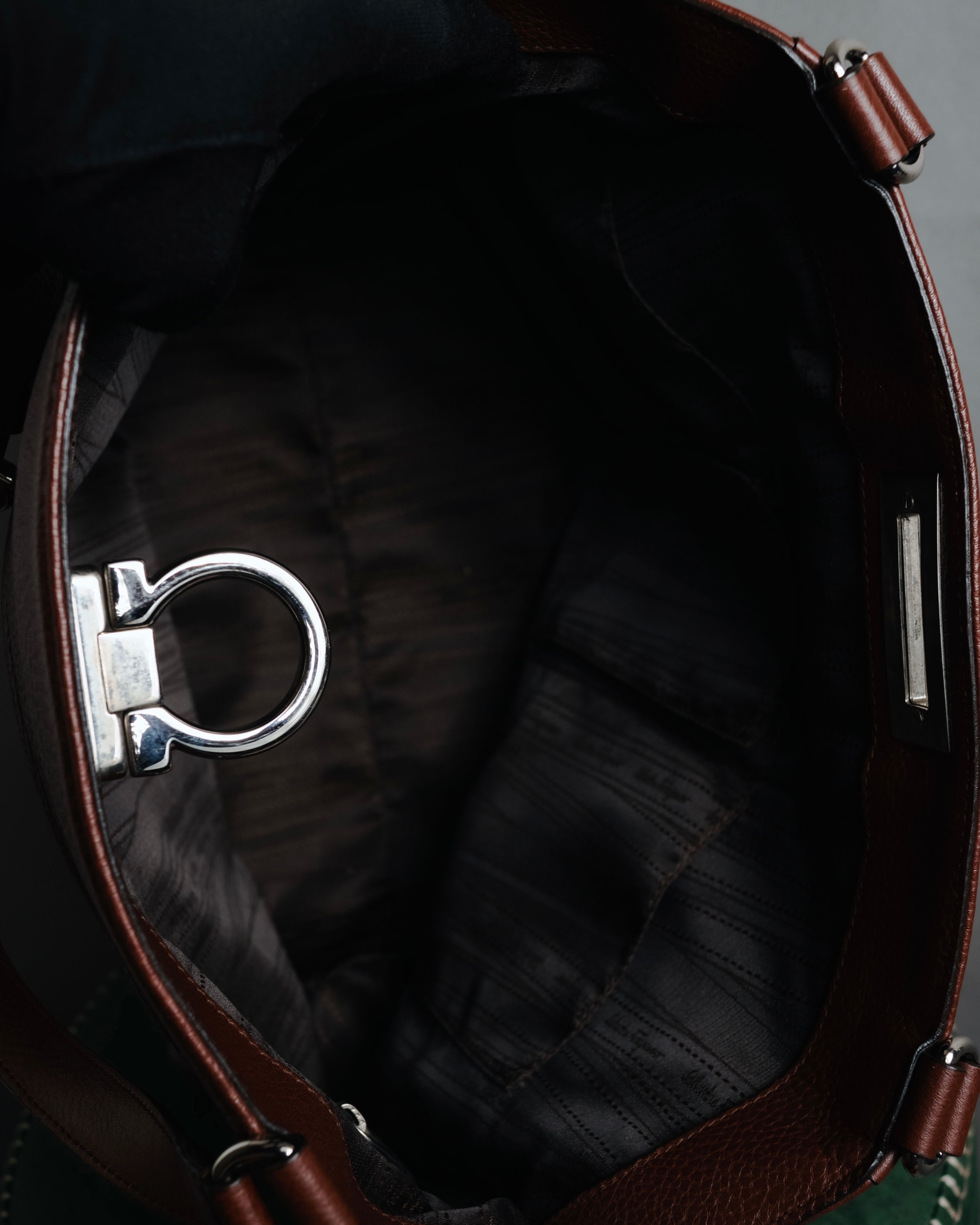 "Salvatore Ferragamo" 90’s-00’s Gancini hardware pebbled leather tote bag